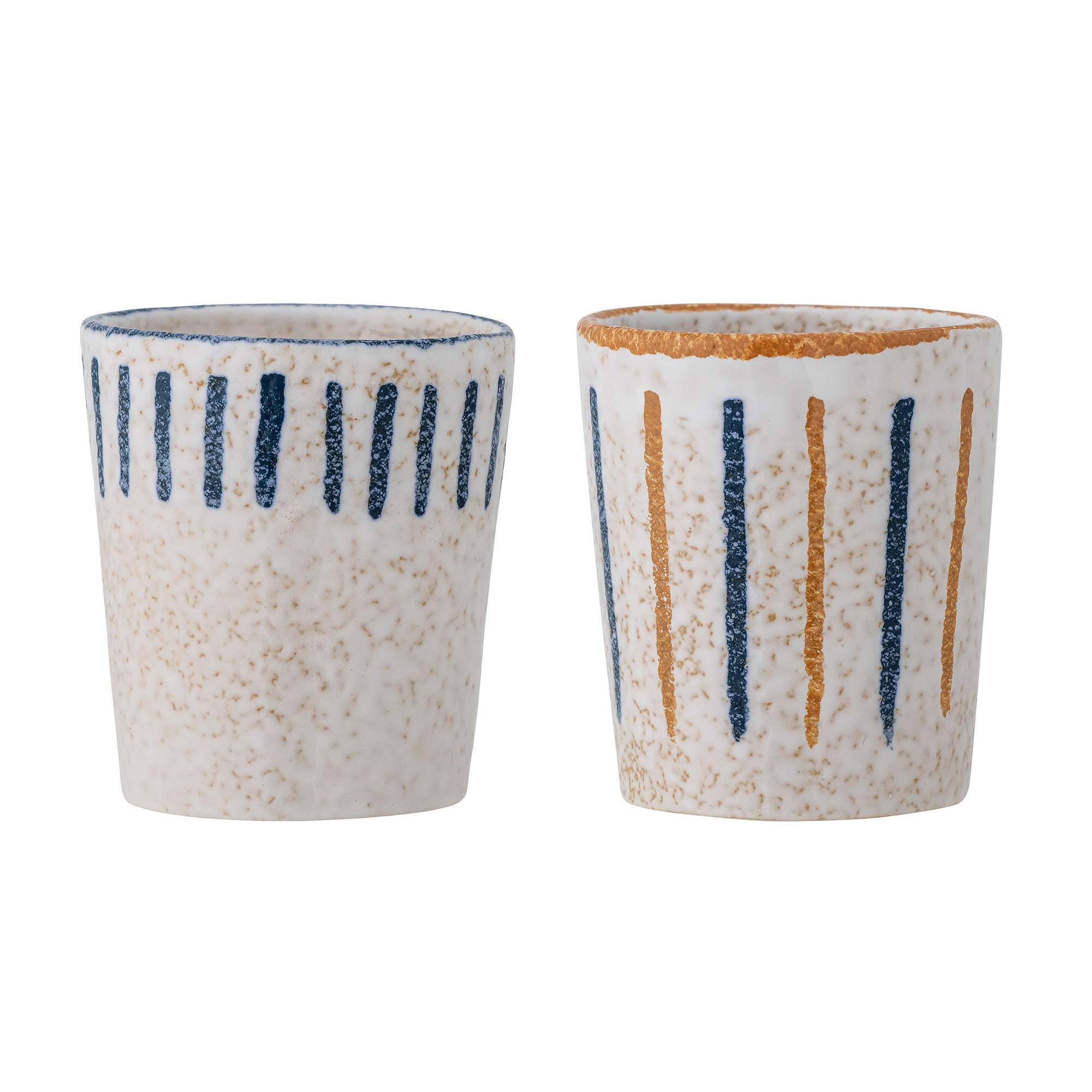 Entdecken Sie die stilvolle Lobelia Tasse in Blau aus robustem Steingut. Handgefertigt, ergonomisch und perfekt für Kaffee und Tee. Jetzt kaufen!