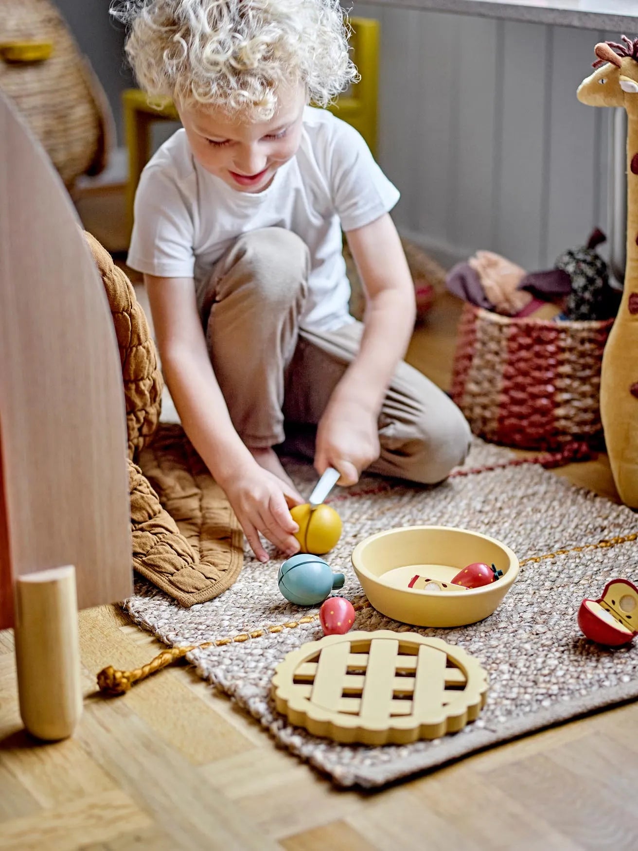 Gabie Spielset: Gelbes Kochset aus FSC®100% Holz von Bloomingville.