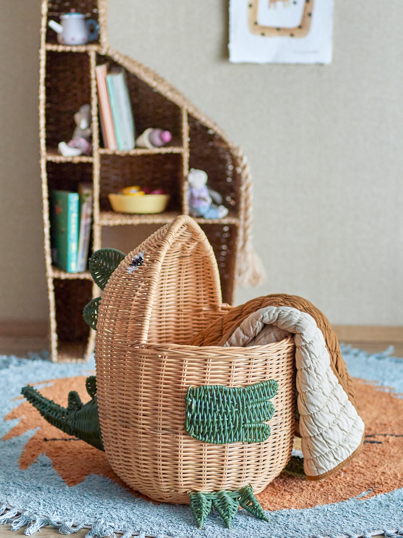 Eddi Korb von Bloomingville MINI: Handgefertigter Rattan-Korb im Dinosaurier-Design, ideal für Spielzeug und Dekoration im Kinderzimmer.