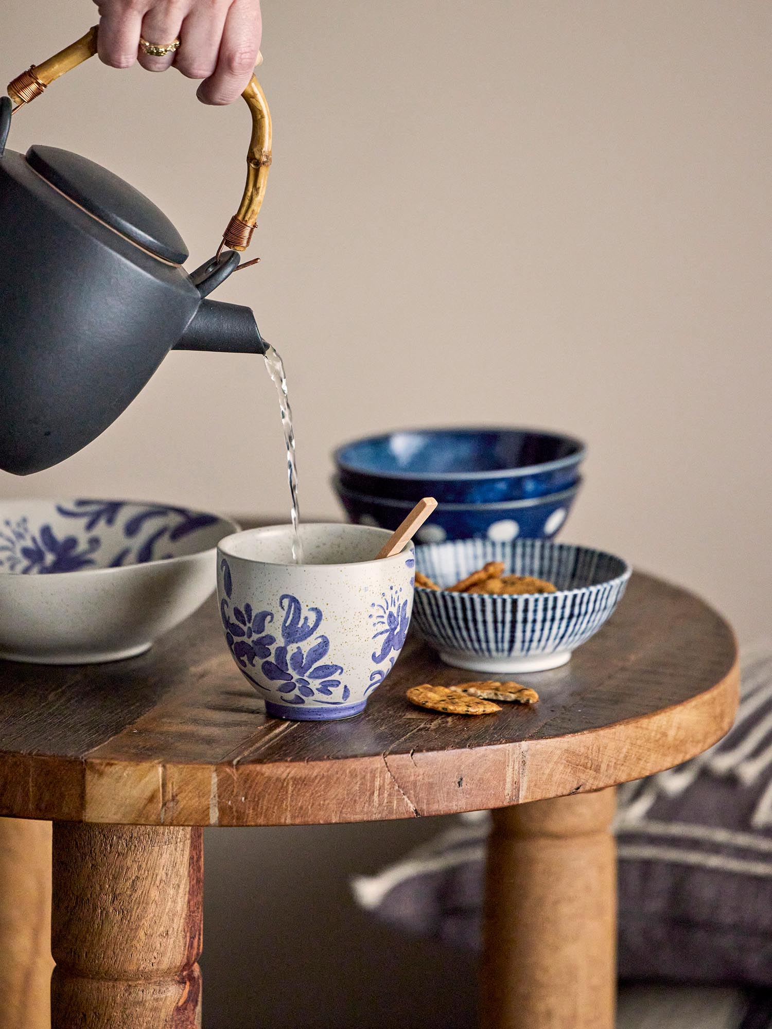 Petunia Tasse, Blau, Steingut in Blue präsentiert im Onlineshop von KAQTU Design AG. Tasse ist von Bloomingville