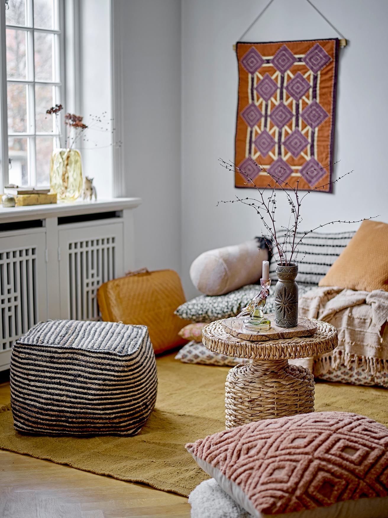 Entdecken Sie die Honia Wanddekoration von Bloomingville: Ein einzigartiges Baumwoll-Kunstwerk in warmen Erdtönen, das Gemütlichkeit und Stil in Ihr Zuhause bringt.