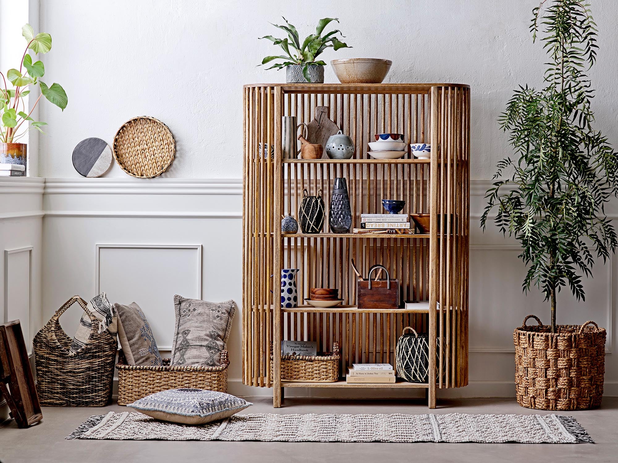 Sali Bücherregal, Braun, Mango in Brown präsentiert im Onlineshop von KAQTU Design AG. Standregal ist von Bloomingville