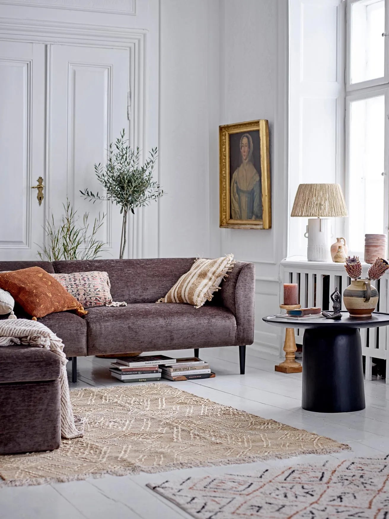 Elegantes braunes Sofa aus Samt, FSC®-zertifiziert, für stilvolle und nachhaltige Wohnräume.