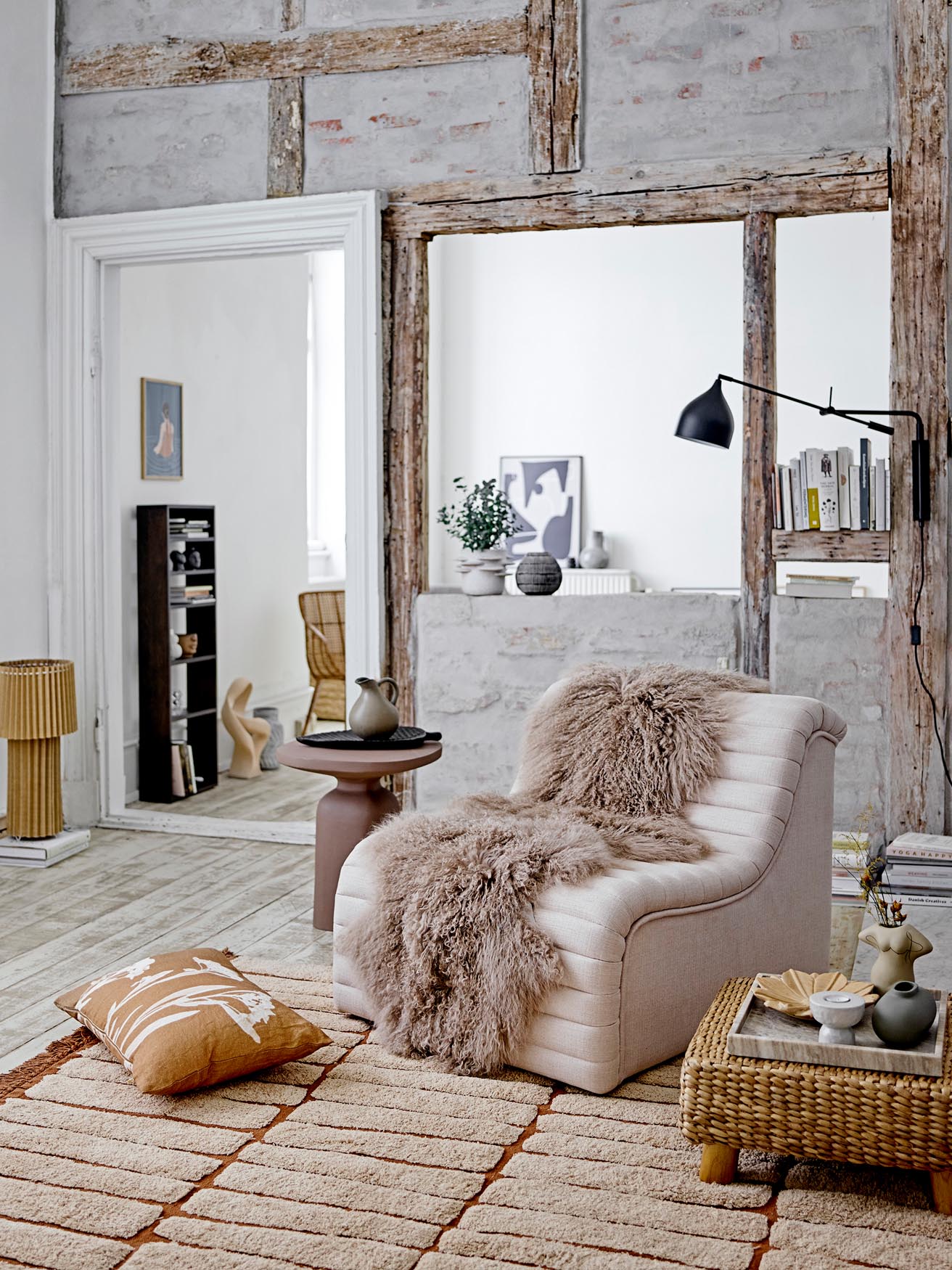 Der Allure Loungesessel von Bloomingville vereint natürlichen Polyesterbezug mit modernem, elegantem Design für stilvolle Räume.