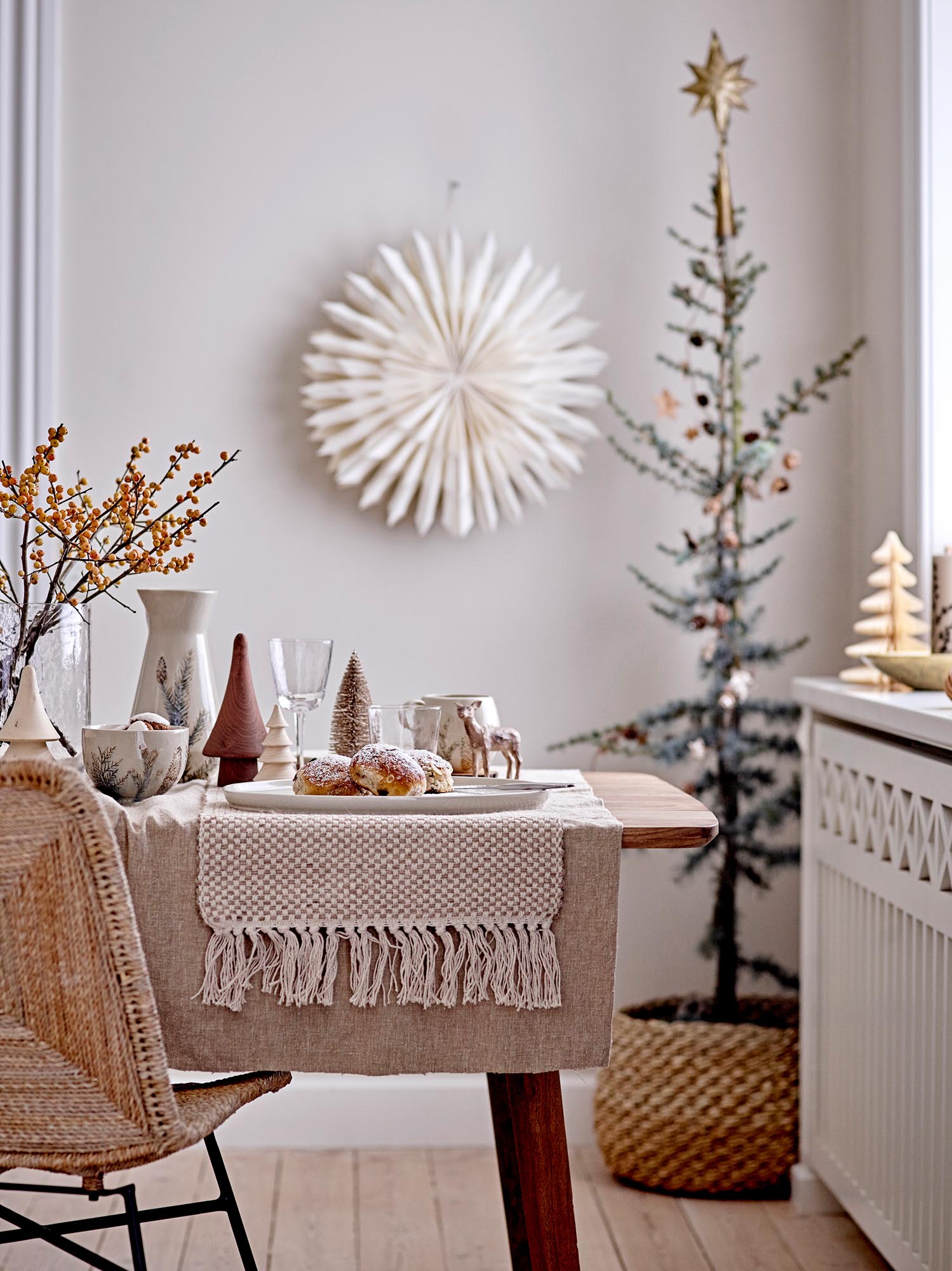 Rias Deco Tree, Braun, Esche in Brown präsentiert im Onlineshop von KAQTU Design AG. Kunstgegenstände ist von Bloomingville