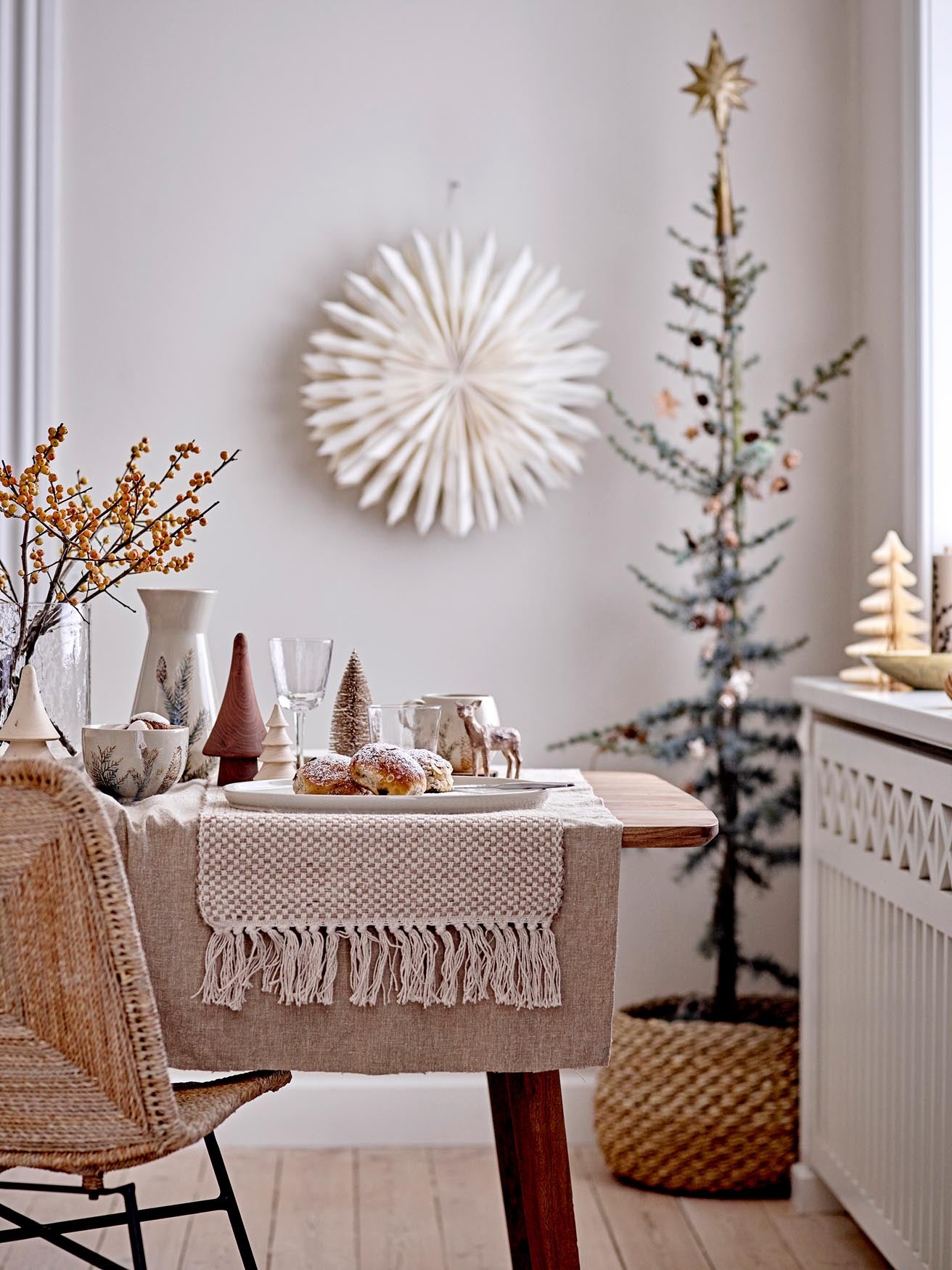 Entdecken Sie das Tuan Deer Set von Bloomingville: Drei charmante Rentiere aus robustem Polyresin, perfekt für festliche und stilvolle Wohnakzente.