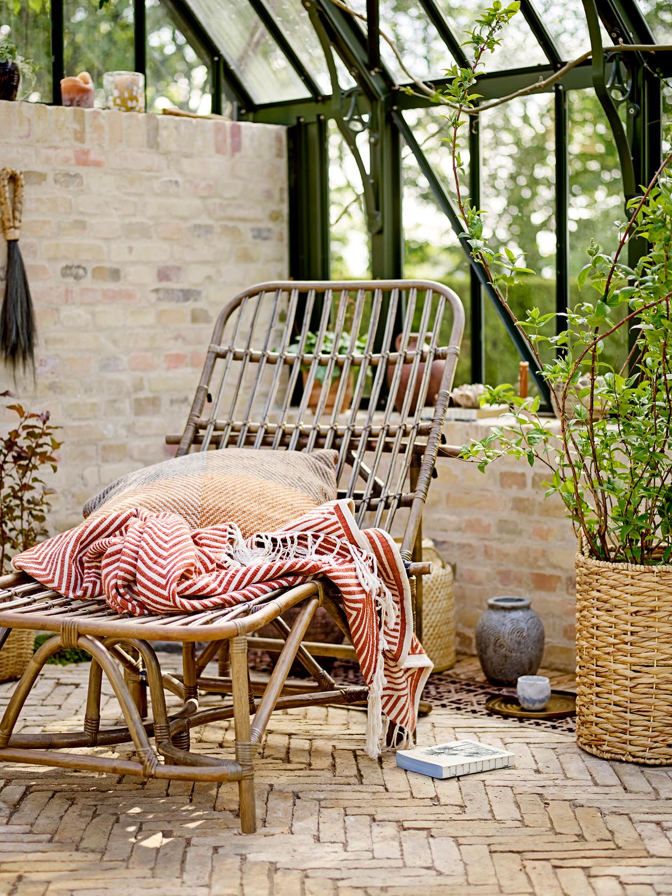 Stilvoller Dione Rattan-Liegestuhl von Bloomingville in Braun.