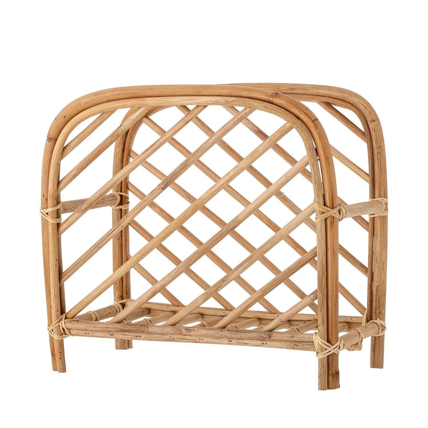 Der Baker Magazinhalter aus Rattan von Bloomingville vereint Stil und Funktionalität für eine ordentliche und einladende Atmosphäre.