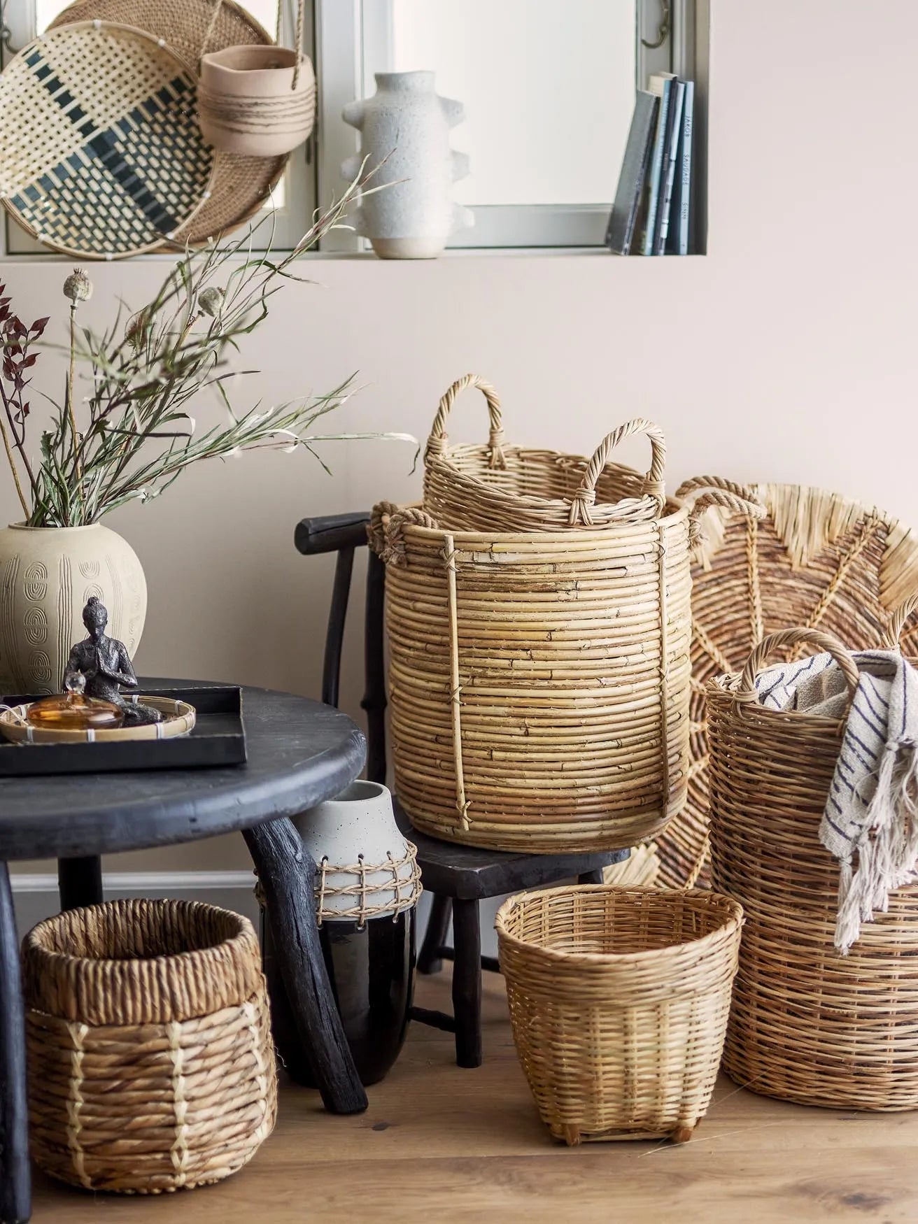 Der Tesser Korb aus natürlichem Rattan von Bloomingville ist ein stilvolles und praktisches Accessoire für Ihr Zuhause.