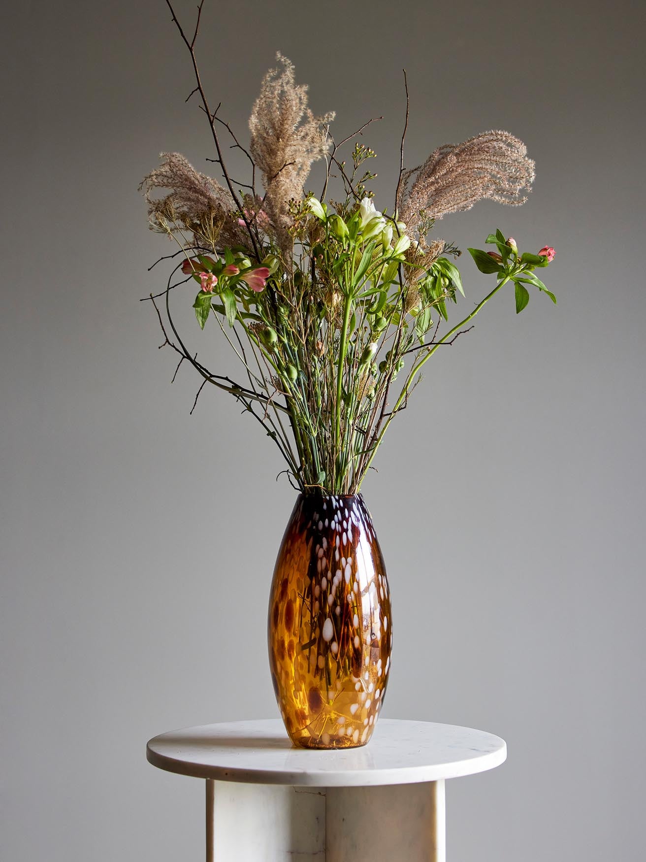 Stilvolle Daraz Vase von Bloomingville aus hochwertigem, braunem Glas. Ein einzigartiges Kunstwerk, das jedem Raum Eleganz und Wärme verleiht.