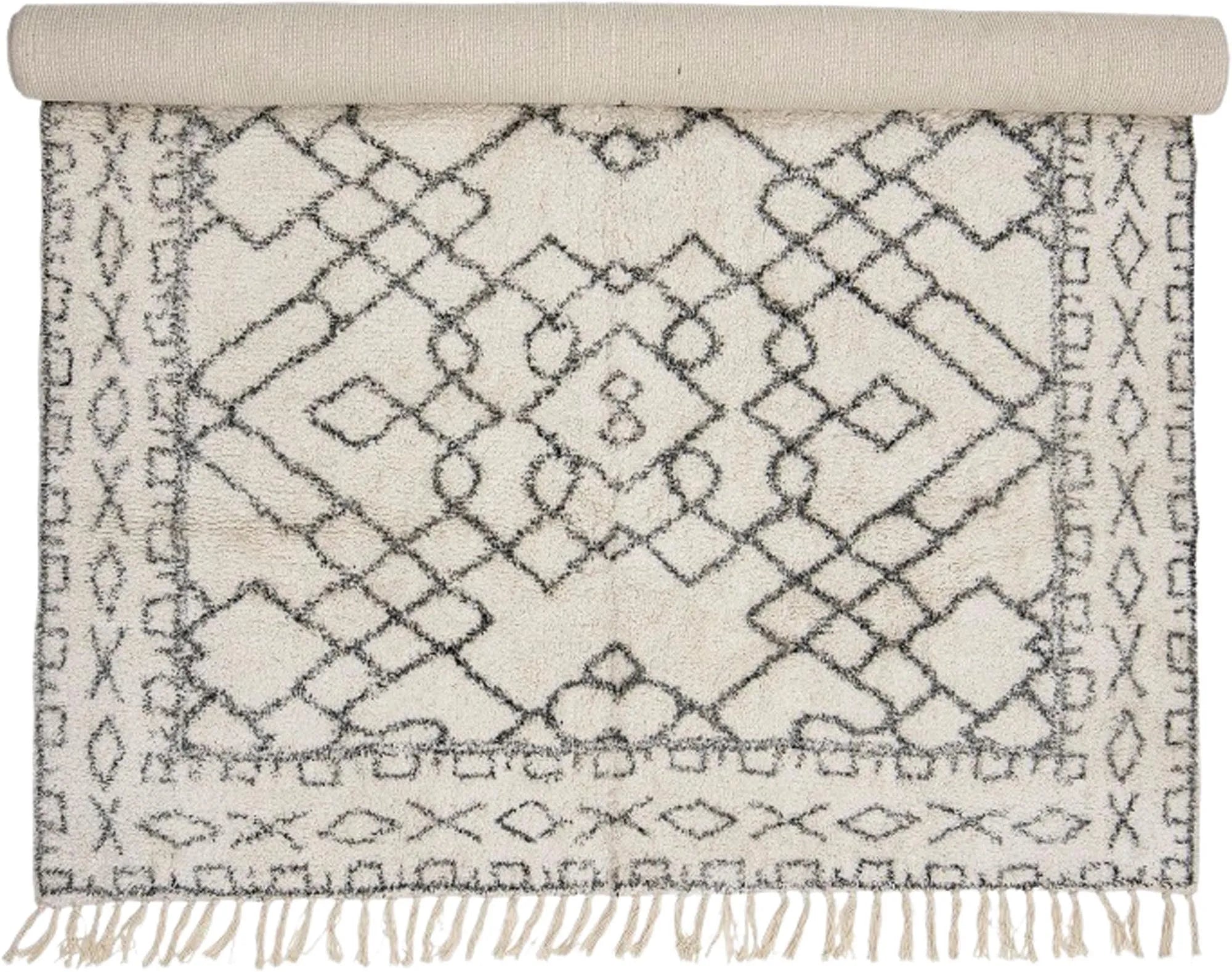 Eleganter Baumwollteppich in Weiß mit schwarzem Geometrie-Muster und Fransen, ideal für stilvolle Wohnräume.