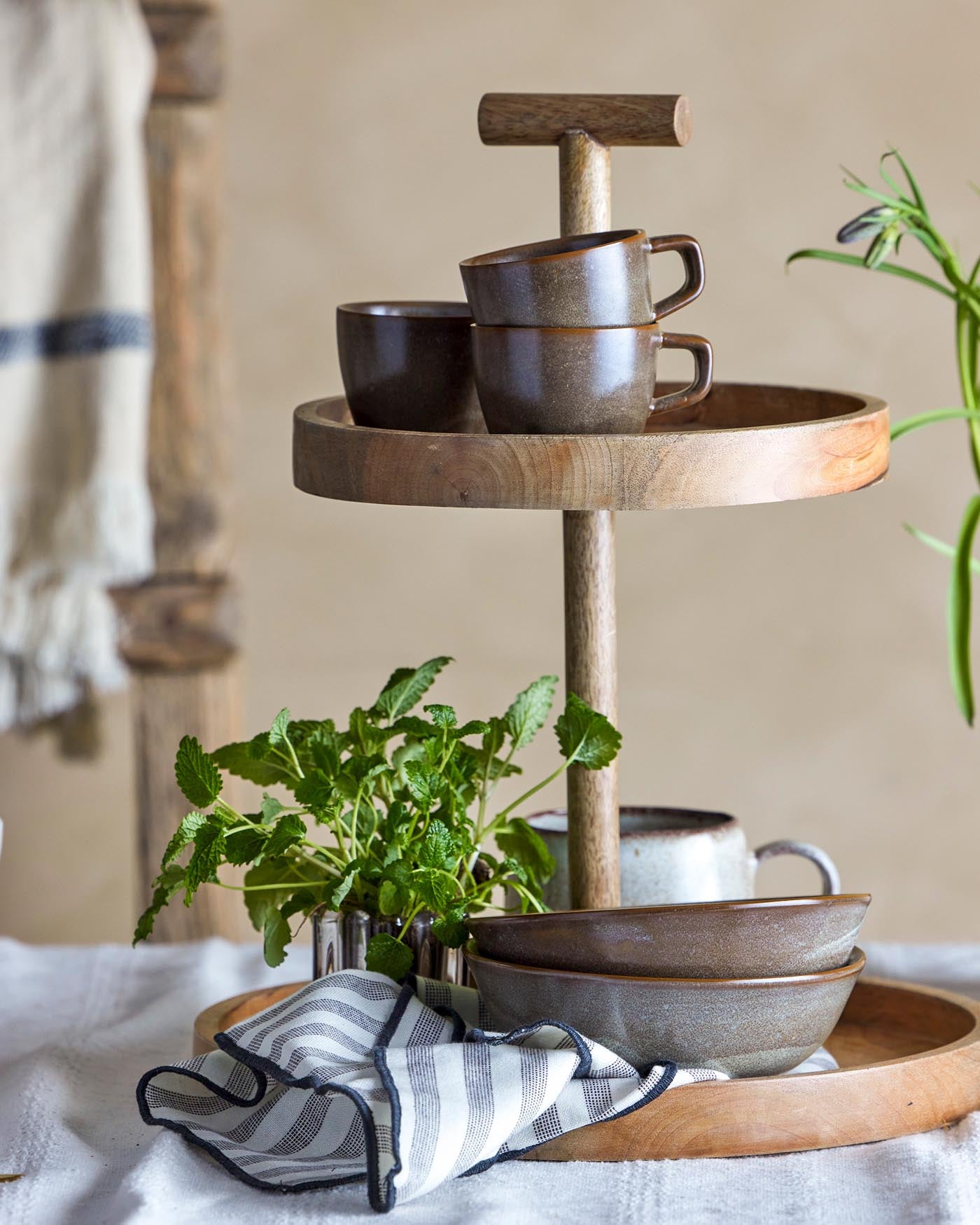 Elegante Nohr Tasse aus braunem Steingut von Bloomingville, ideal für Kaffee und Tee im skandinavischen Stil.