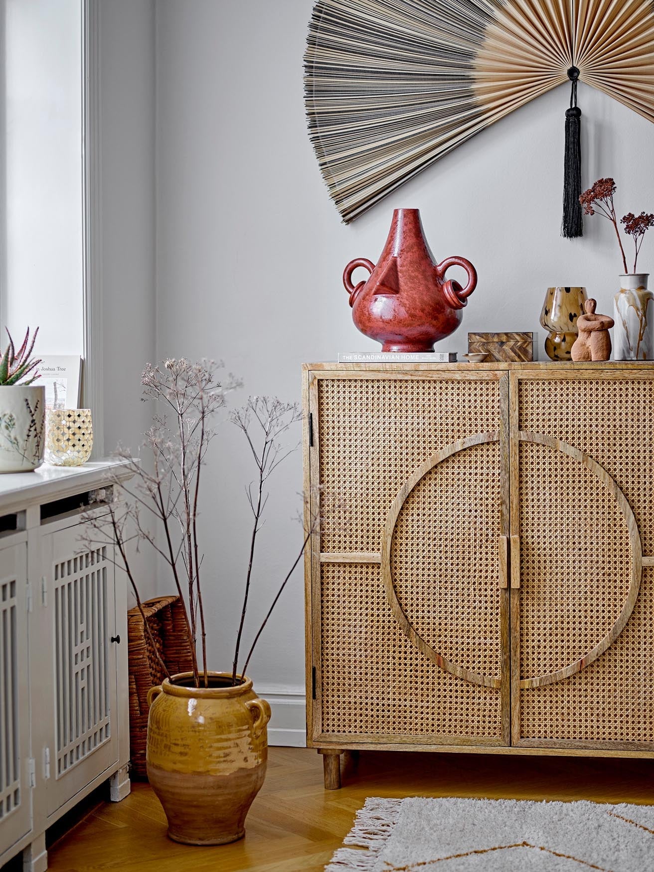 Die Tarun Deko von Bloomingville aus braunem Steingut verleiht Ihrem Zuhause eine warme und elegante Atmosphäre.
