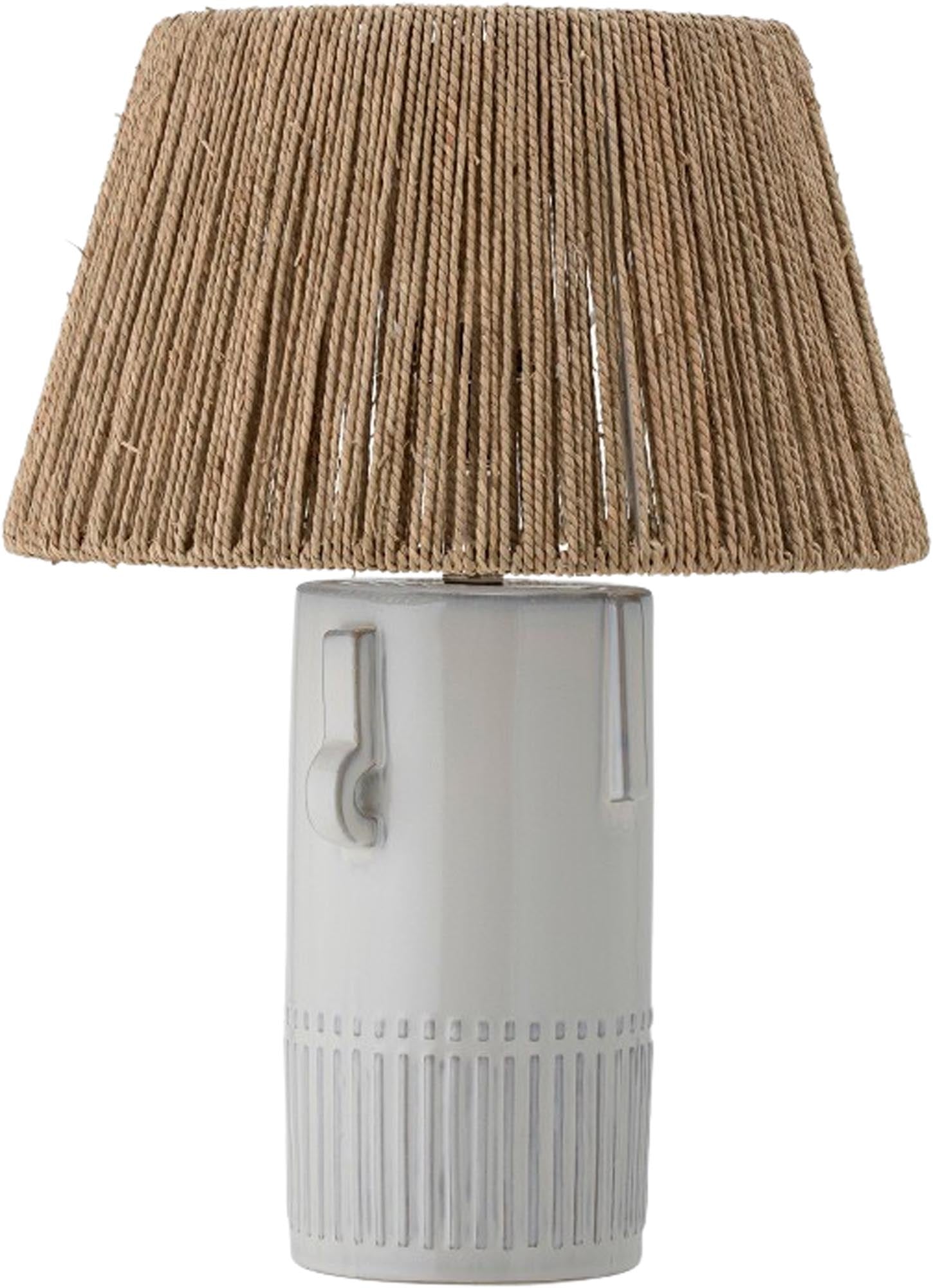 Die Rama Tischlampe von Bloomingville kombiniert modernes Design mit weissem Steingut für stilvolle Beleuchtung in jedem Raum.