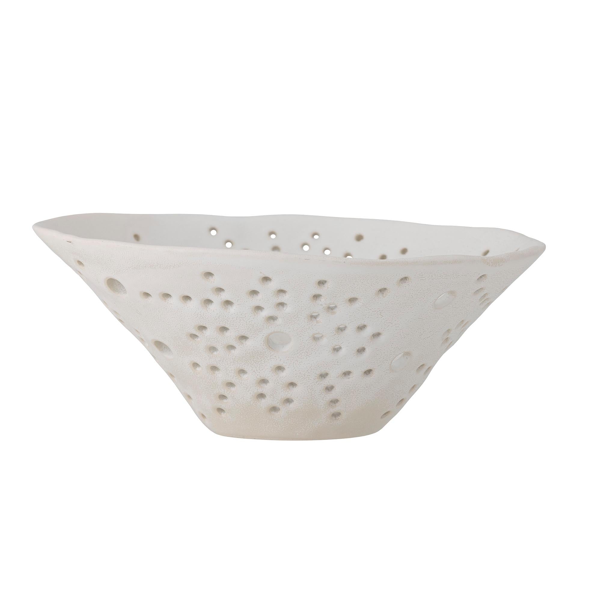 Elegante Dalena Schale aus weissem Steingut mit handgefertigtem Lochmuster, ideal als Servierschale oder dekoratives Element.