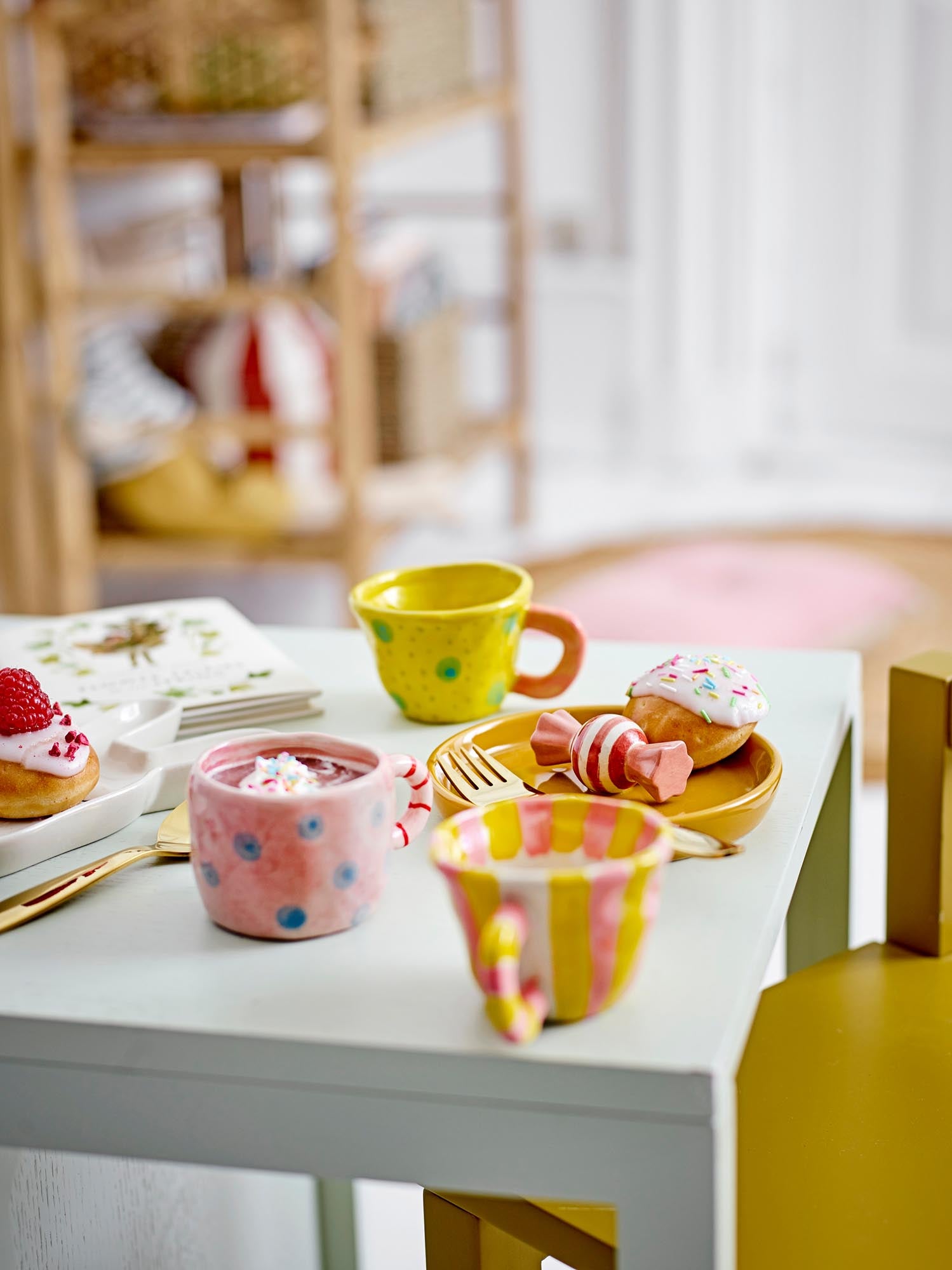 Nini Tasse, Gelb, Steingut in Yellow präsentiert im Onlineshop von KAQTU Design AG. Tasse ist von Bloomingville