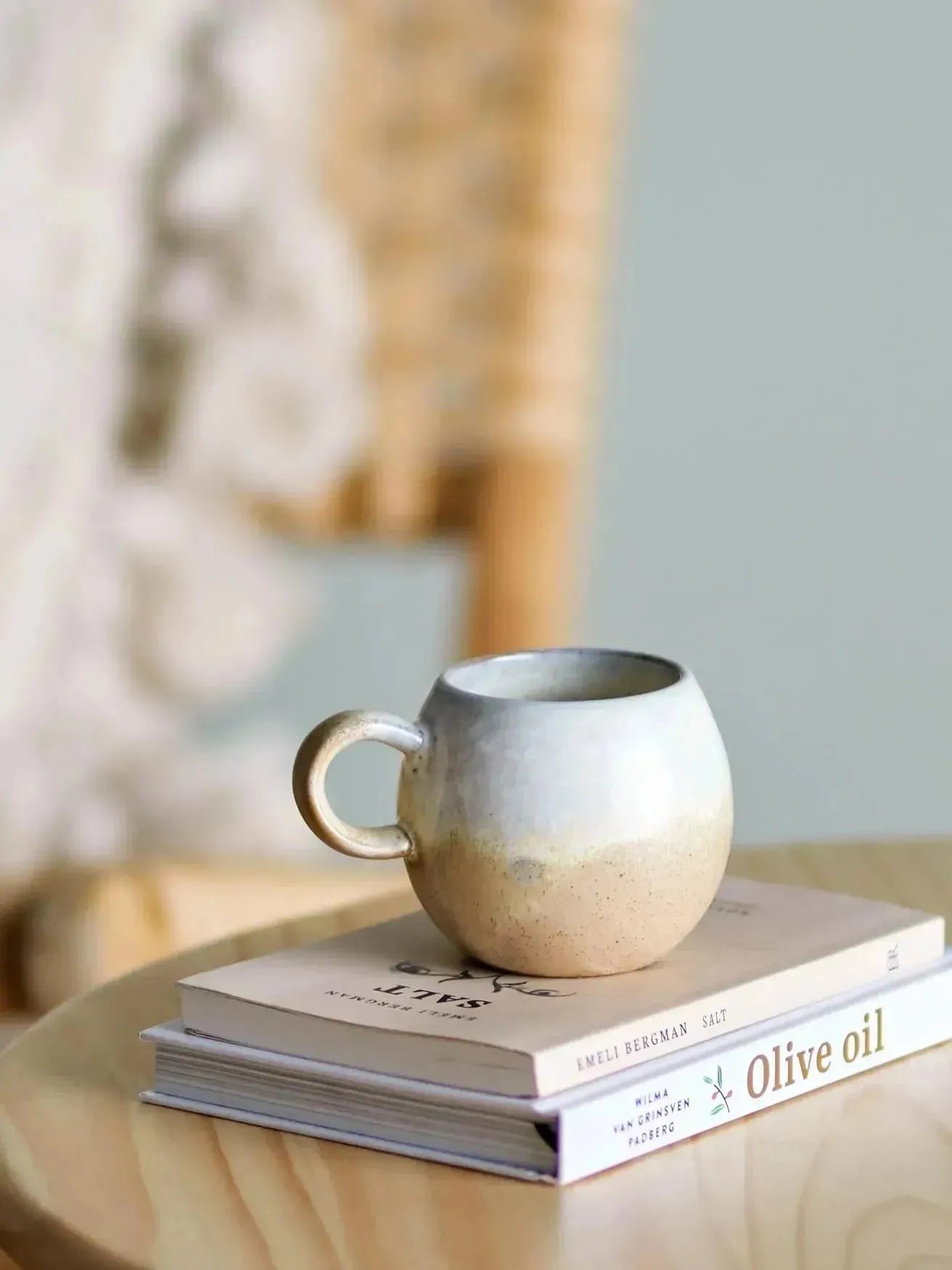 Die Paula Tasse von Bloomingville aus Steingut in Naturtönen ist stilvoll und ideal für Kaffee oder Tee.