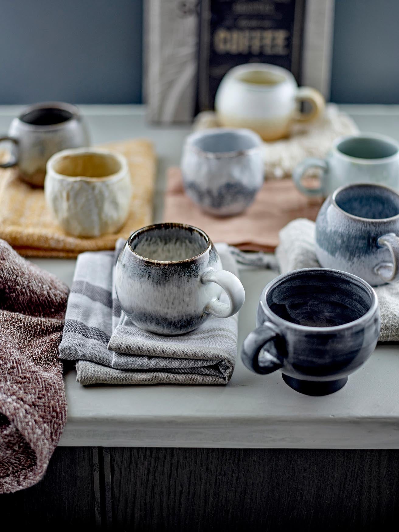 Die Paula Tasse von Bloomingville aus grauem Steingut besticht durch ihr schlichtes, skandinavisches Design und hochwertige Verarbeitung.