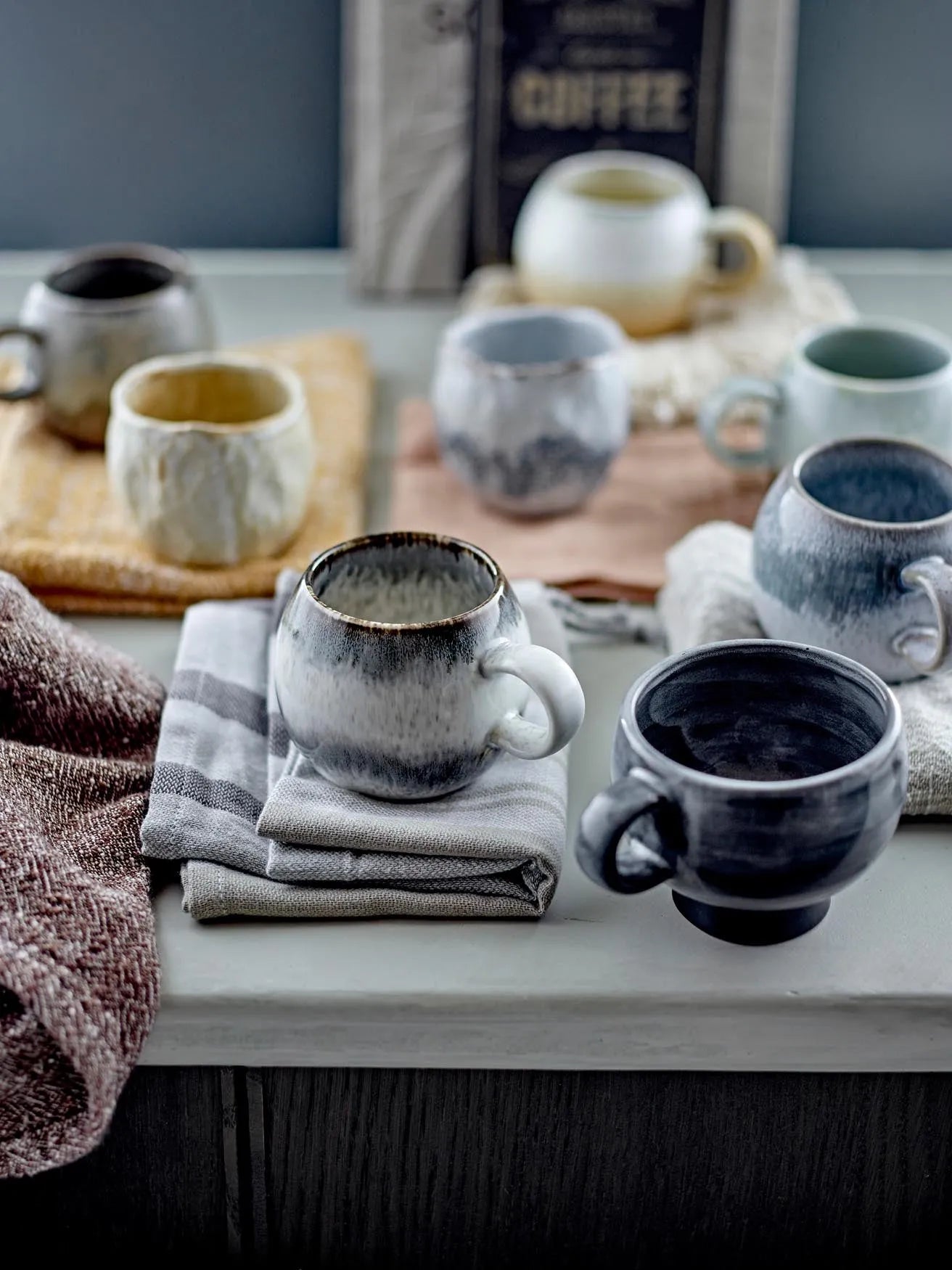 Elegante graue Steingut-Tasse von Bloomingville, handgefertigt.