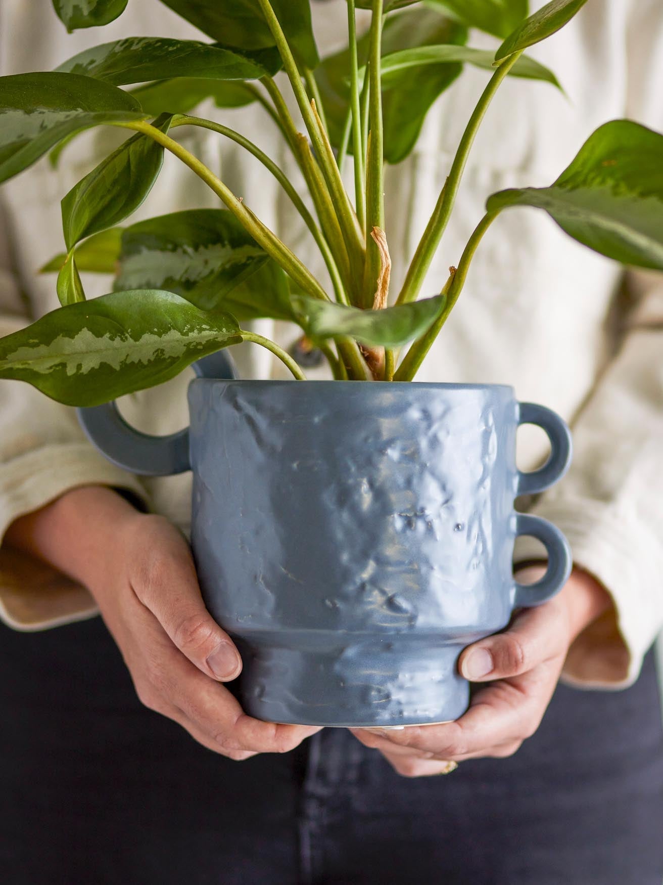 Der Alfine Blumentopf von Bloomingville aus blauem Steingut ist perfekt für moderne und elegante Pflanzendekorationen.