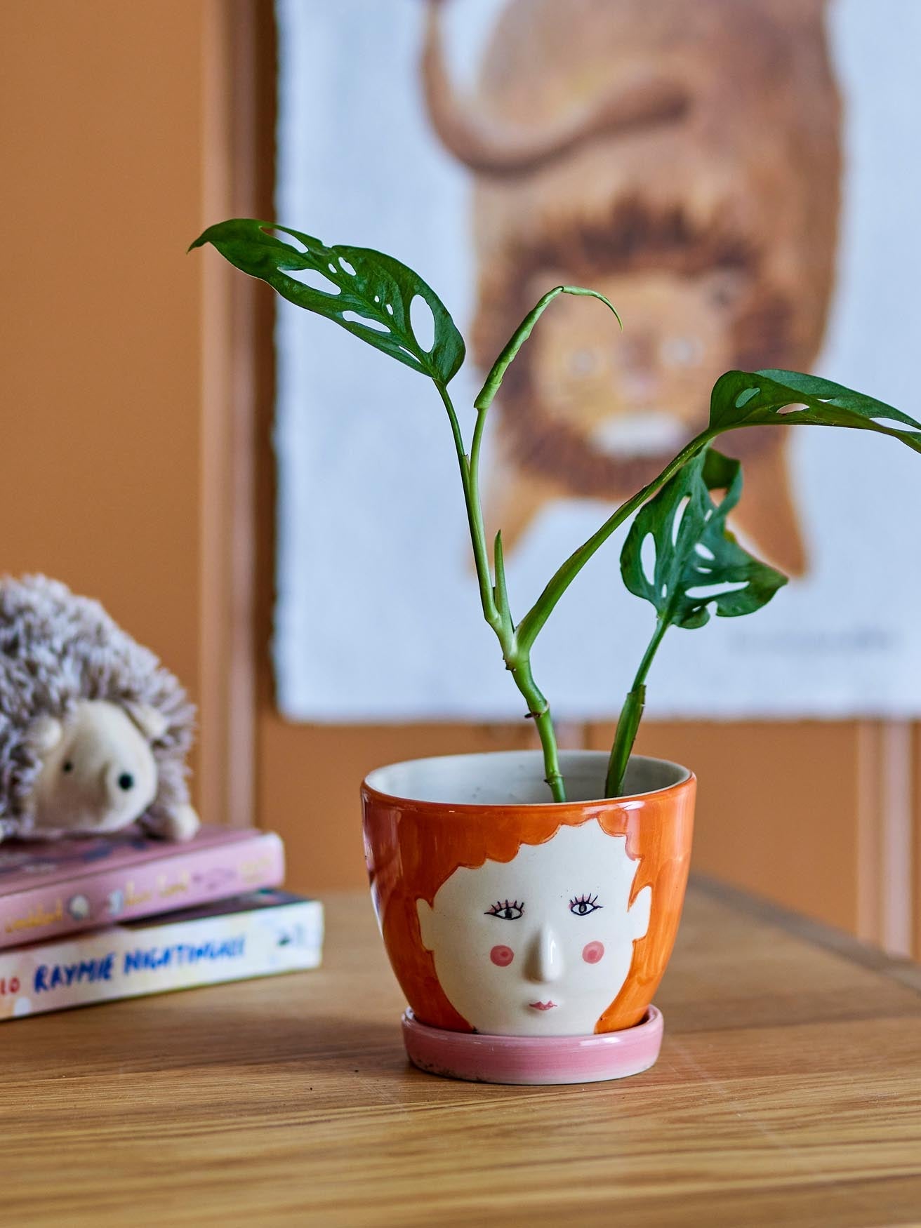 Der Jaya Blumentopf aus orangefarbenem Steingut mit Untertasse bringt Stil und Funktionalität in Ihre Pflanzenpräsentation.