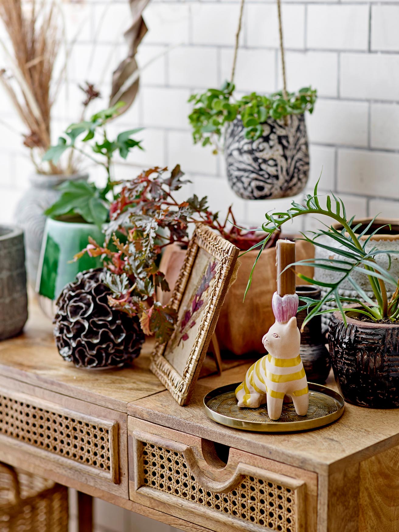 Moghis Blumentopf, hängend, Braun, Steingut in Brown präsentiert im Onlineshop von KAQTU Design AG. Pflanzentopf hängend ist von Bloomingville