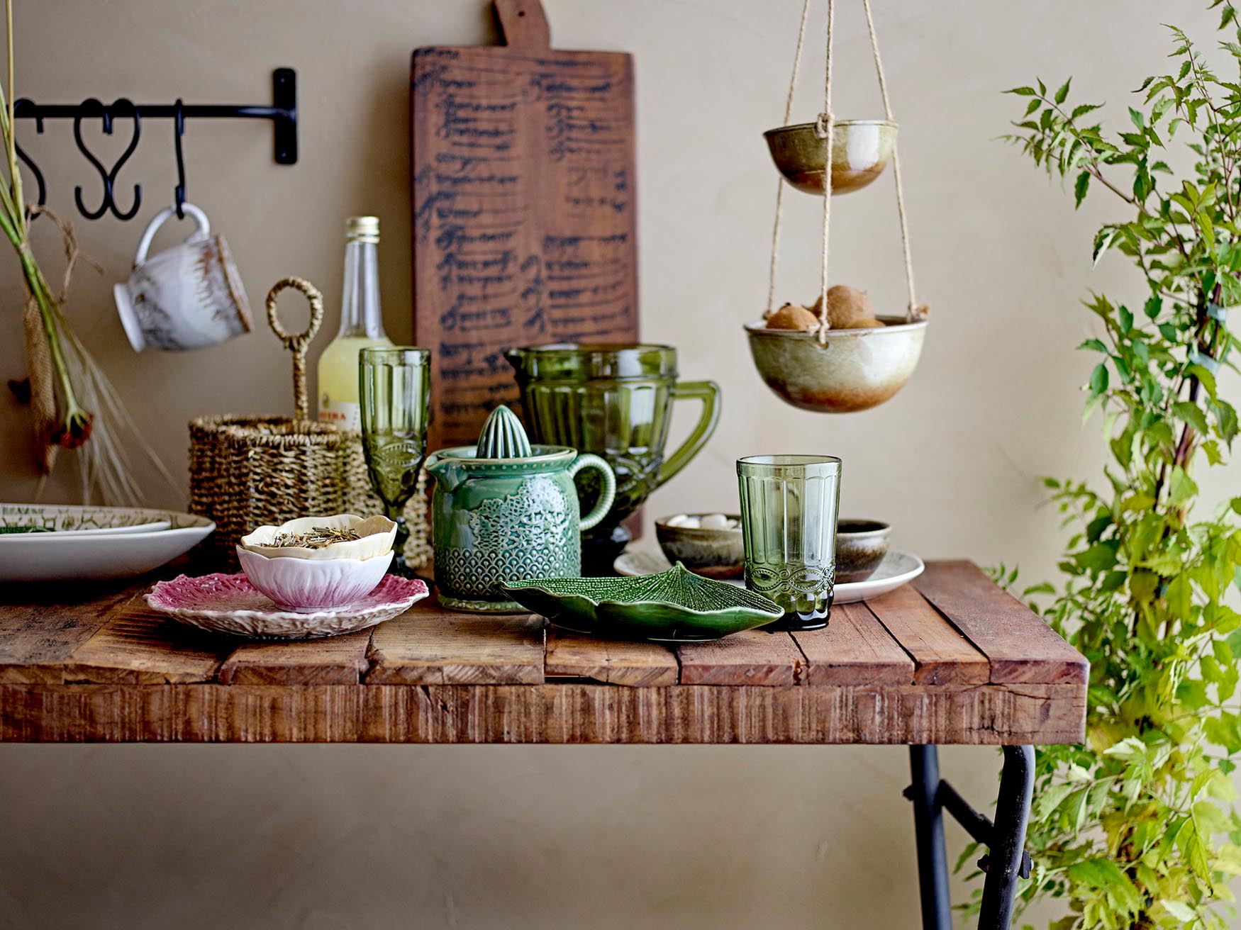 Elegante Jatoba Tasse in Grau aus Steingut von Creative Collection.