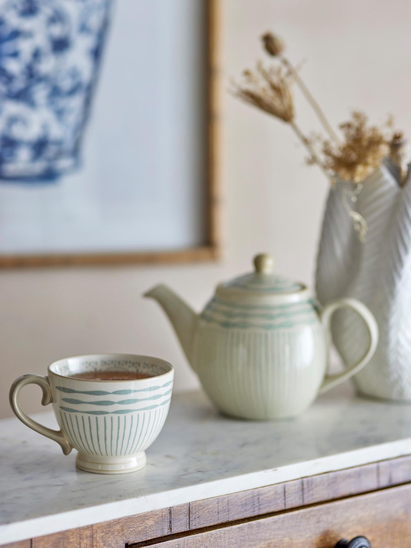 Entdecken Sie den charmanten Maple Becher in Blau, aus langlebigem Steingut. Perfekt für heiße und kalte Getränke, ein zeitloses, handgefertigtes Unikat.