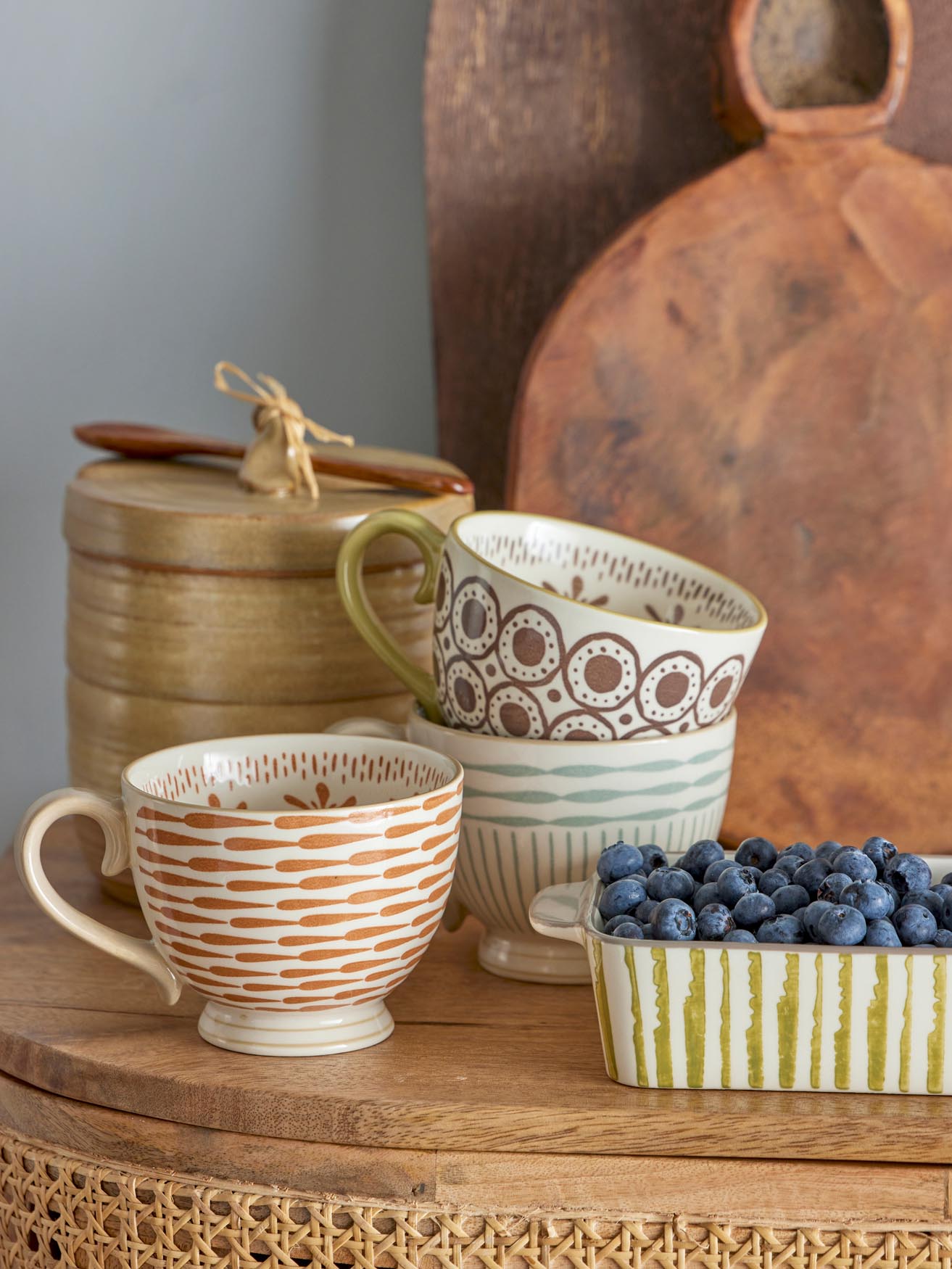 Hochwertiger blauer Steingutbecher Maple von Creative Collection.