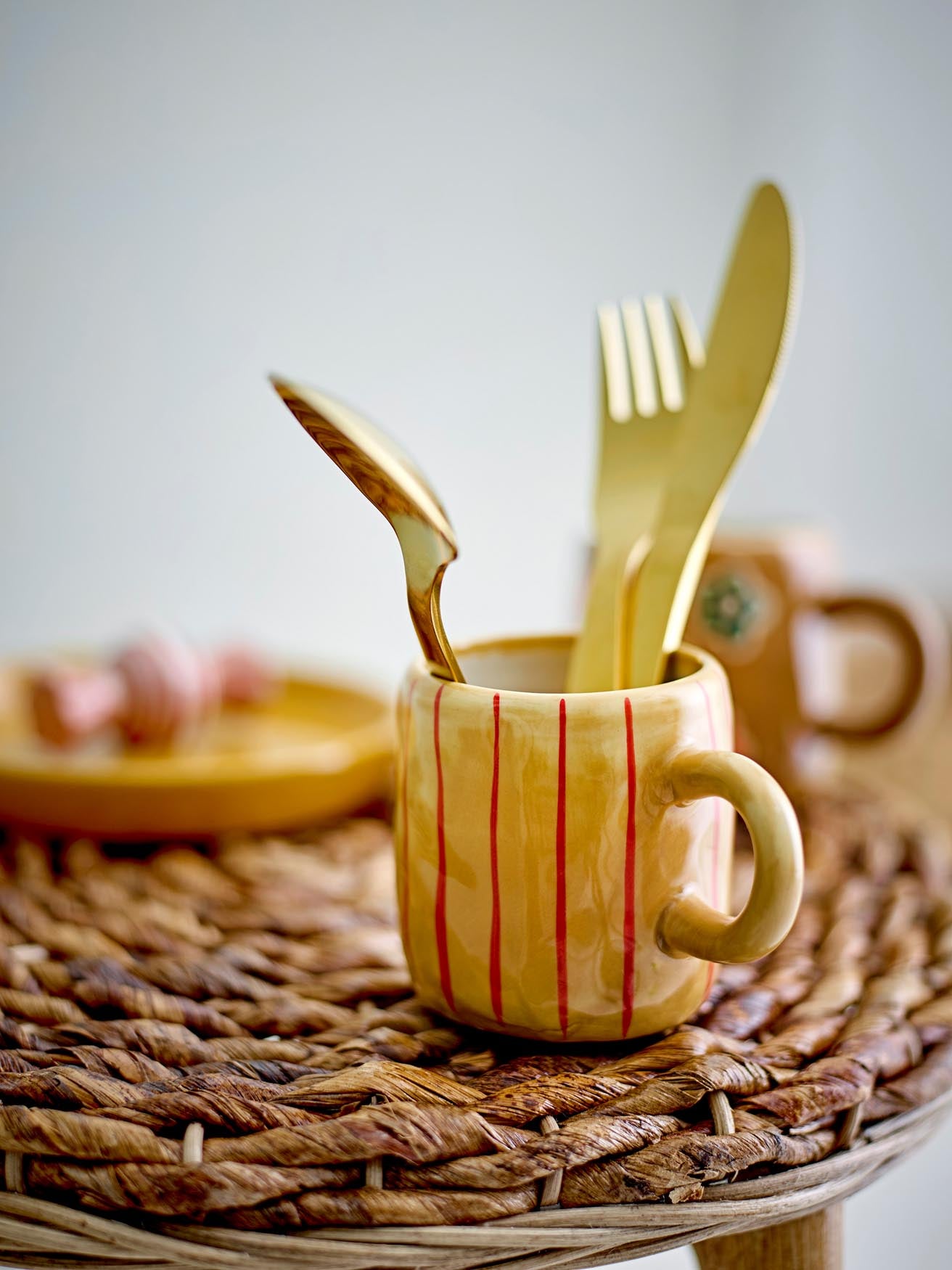 Entdecke das charmante Kittie Geschirr-Set von Bloomingville Mini, aus robustem Steingut in sanften Brauntönen, perfekt für kleine Katzenliebhaber.