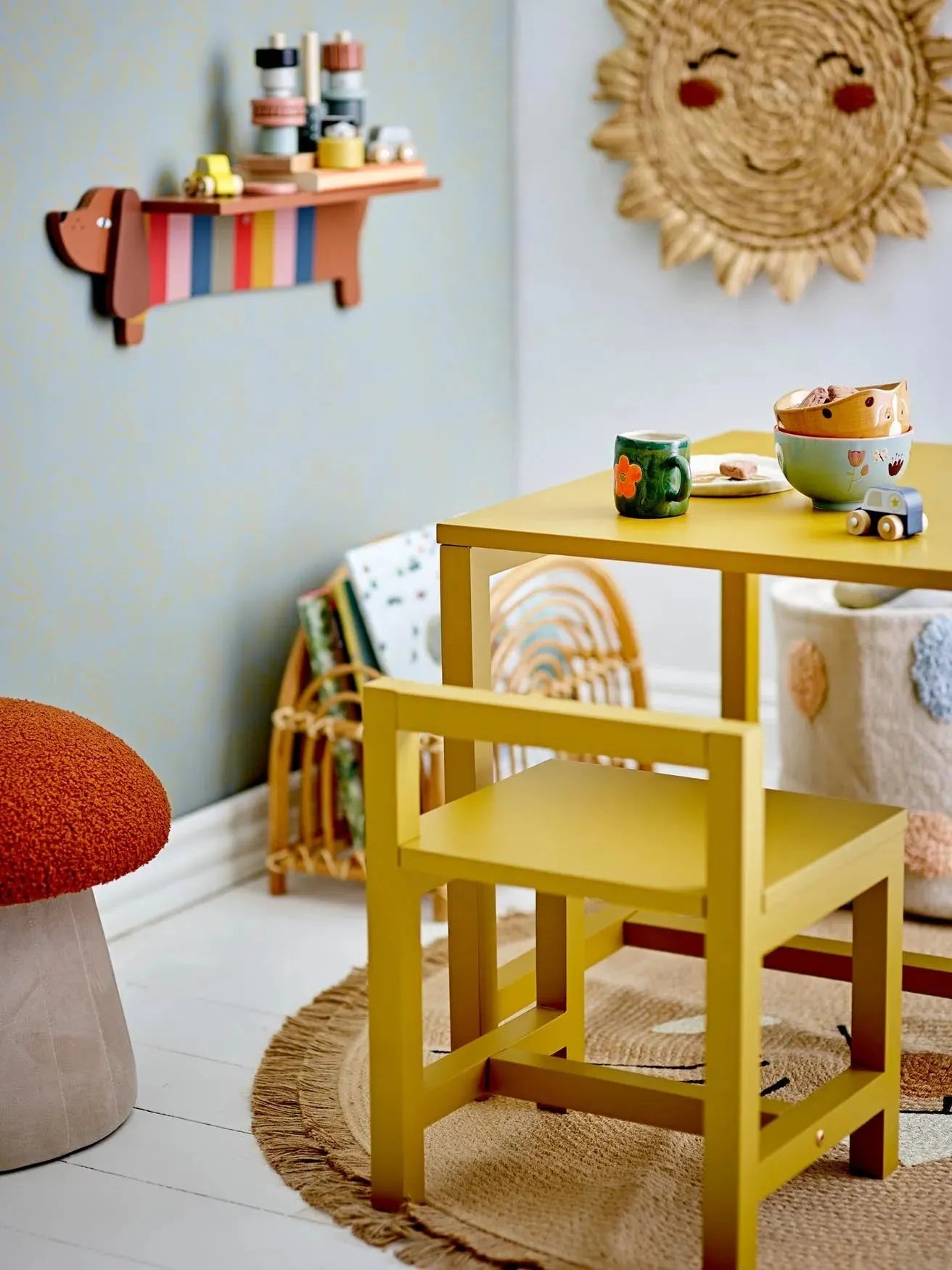 Bertil Pouf: Roter, pilzförmiger Sitz aus weichem Polyester, ideal für Kinderzimmer. Stabil, leicht, vielseitig und einladend.