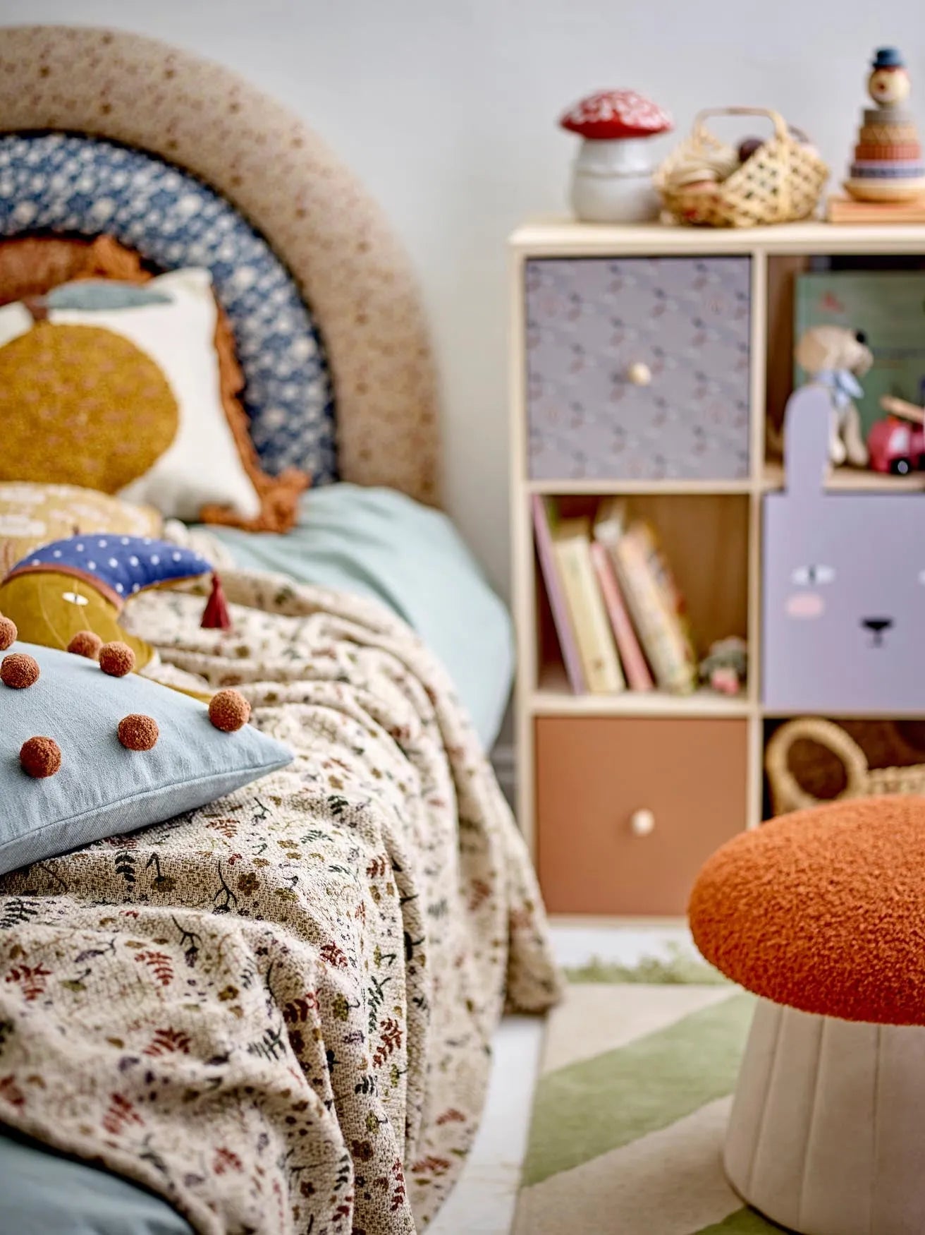 Bertil Pouf, Rot: Kinderfreundlicher Sitz aus weichem Polyester.