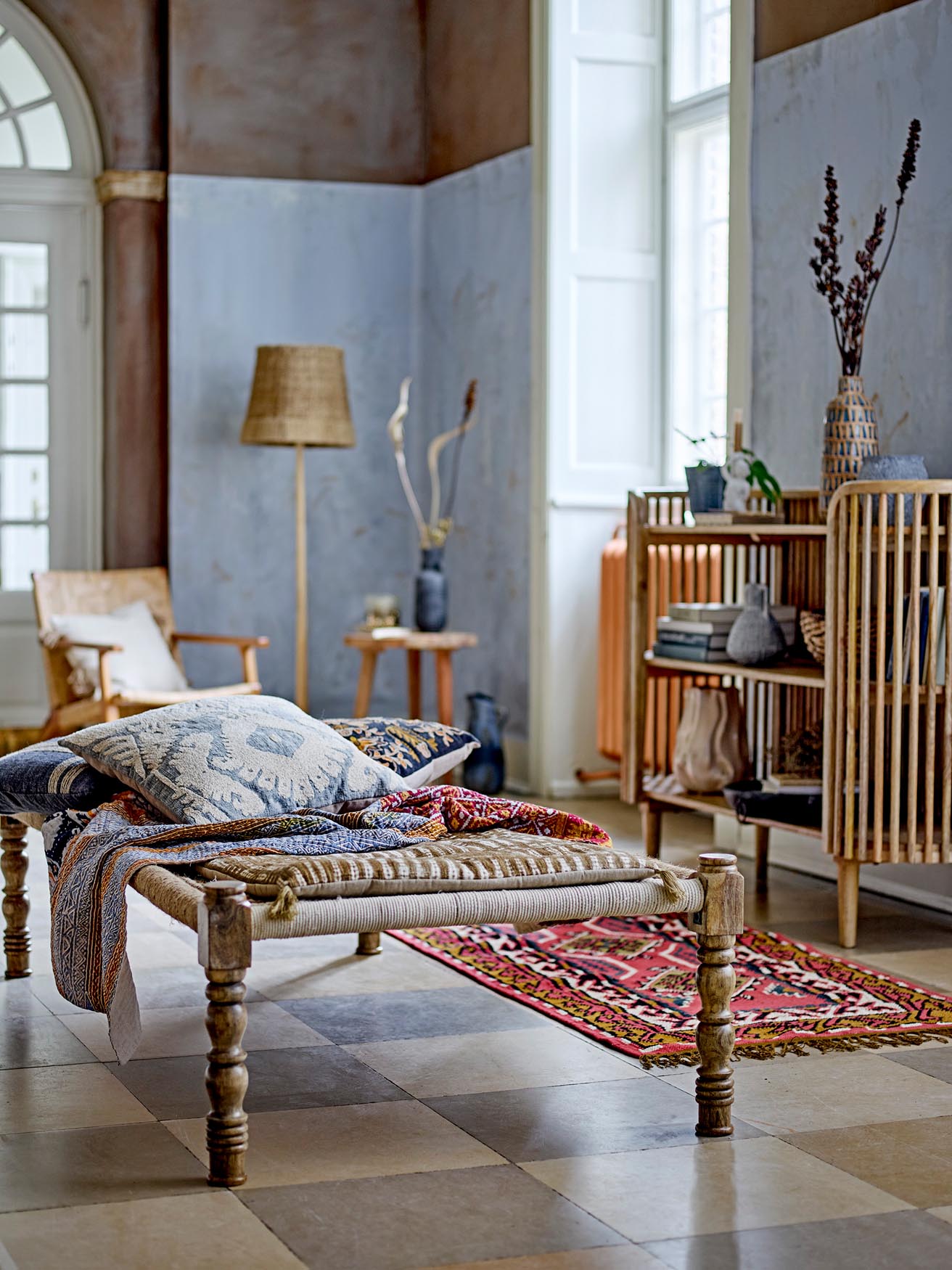 Stilvolles Sali Sideboard aus dunklem Mangoholz, perfekt für jeden Raum. Funktionalität trifft auf natürliche Eleganz.
