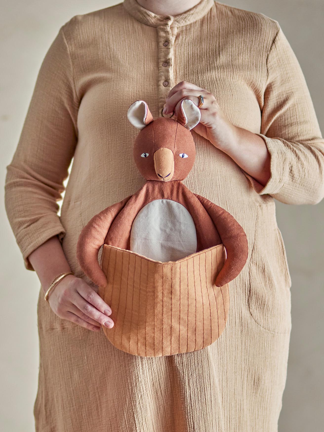 Toto Wandkorb, Braun, Leinen in Brown präsentiert im Onlineshop von KAQTU Design AG. Aufbewahrungskorb ist von Bloomingville Mini