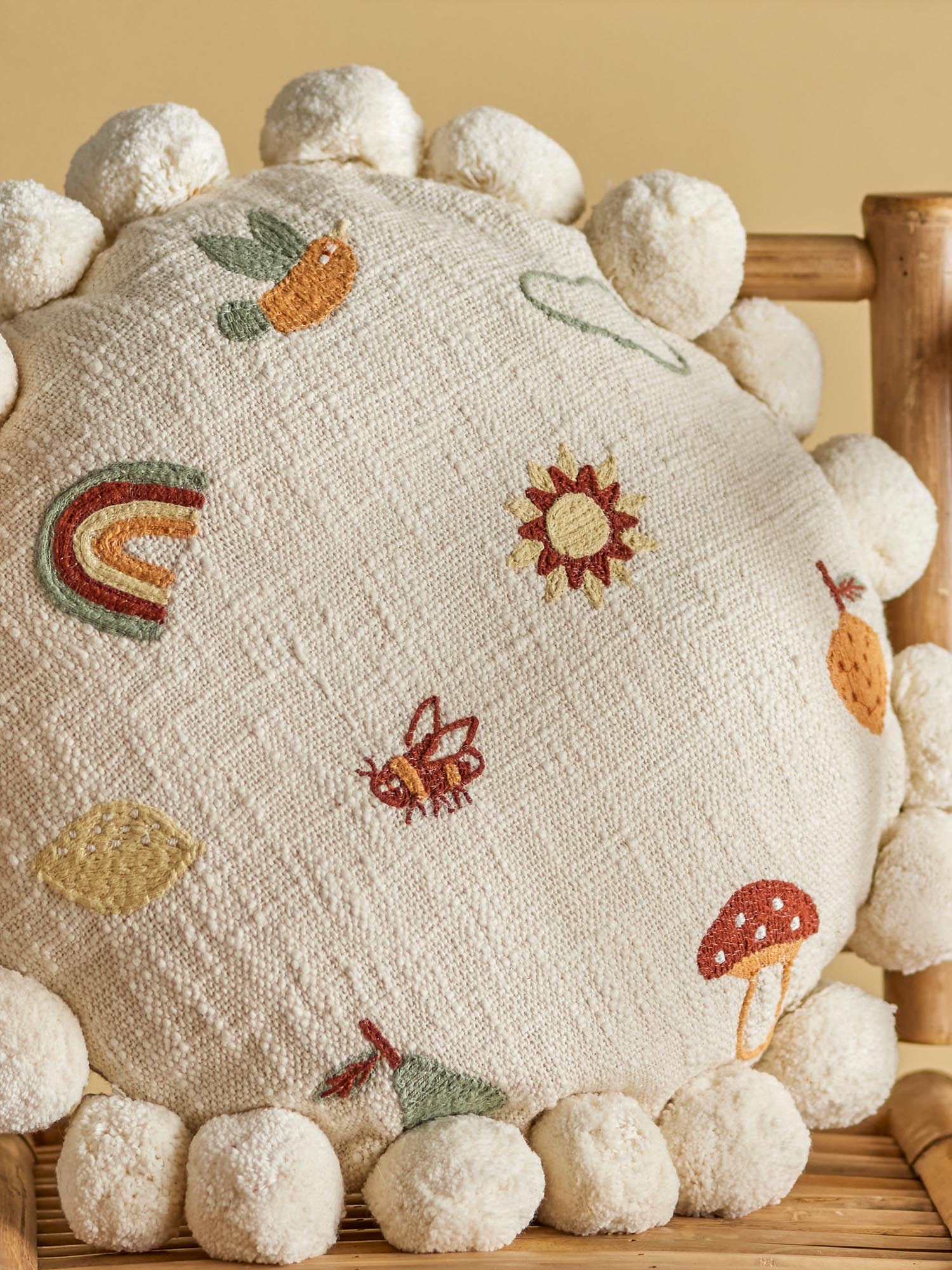 Das Agnes Kissen von Bloomingville Mini aus natürlicher Baumwolle bietet Komfort und Stil für jedes Kinderzimmer.