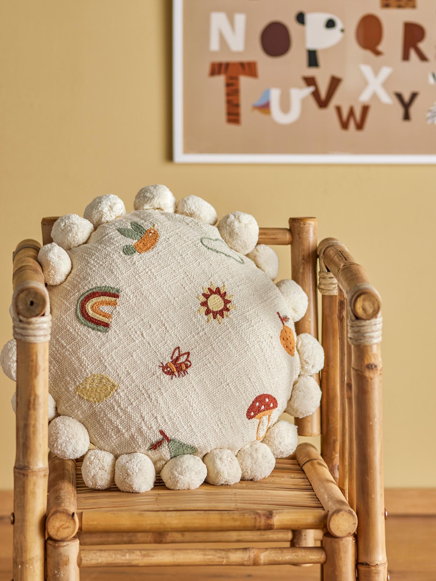 Das Agnes Kissen von Bloomingville Mini aus Baumwolle in Naturfarbe ist ein stilvolles und gemütliches Accessoire fürs Kinderzimmer.