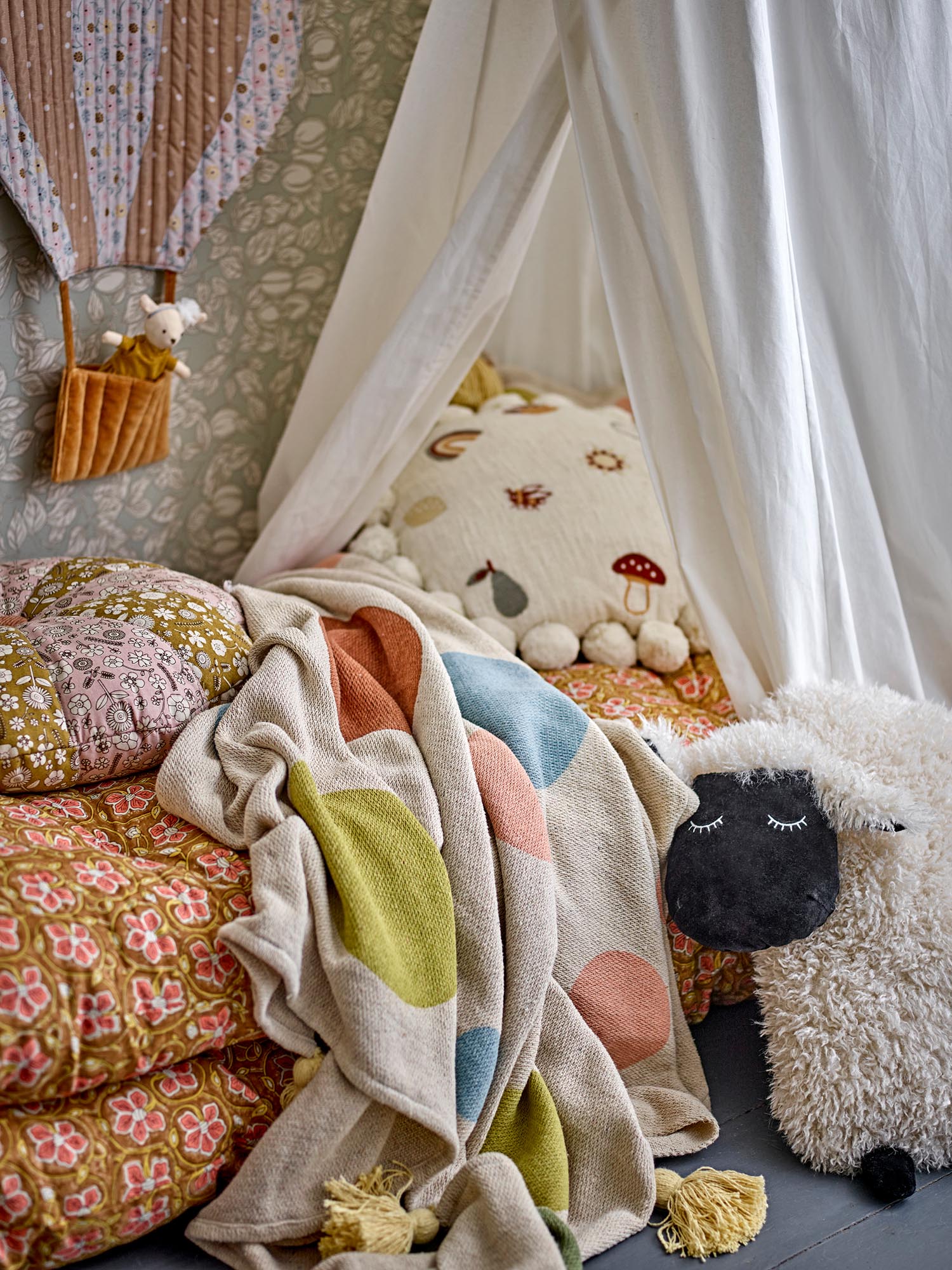 Das Agnes Kissen von Bloomingville Mini, aus natürlicher Baumwolle, bietet Komfort und Stil für jedes Kinderzimmer.