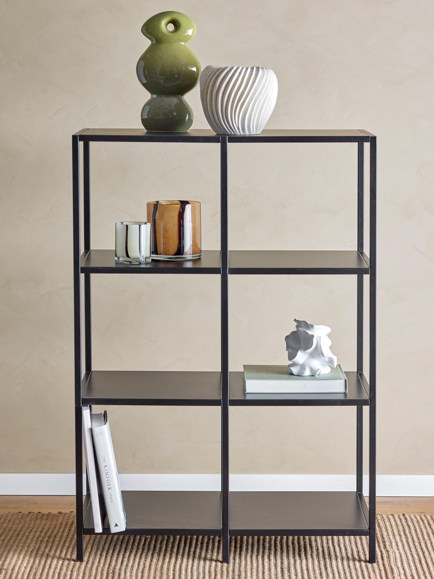 Das Valde Bücherregal aus schwarzem Metall von Bloomingville bietet modernes Design und Funktionalität für stilvolle Aufbewahrung.