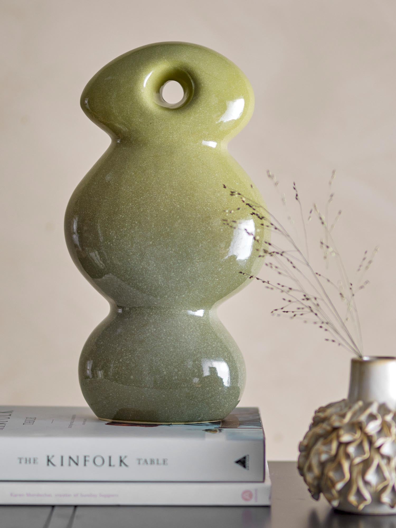 Elegante grüne Kaui Deko aus Steingut von Bloomingville, ideal für stilvolle Wohnräume und moderne Einrichtung.