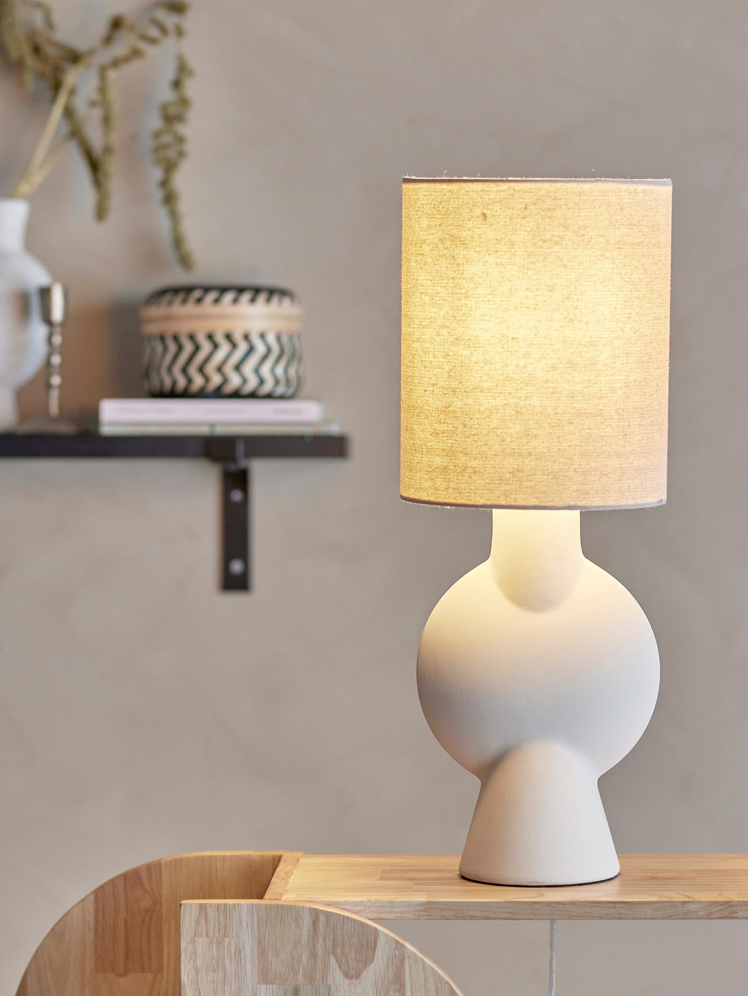 Die Sergio Tischlampe von Bloomingville aus natürlichem Steingut vereint skandinavisches Design mit schlichter Eleganz.