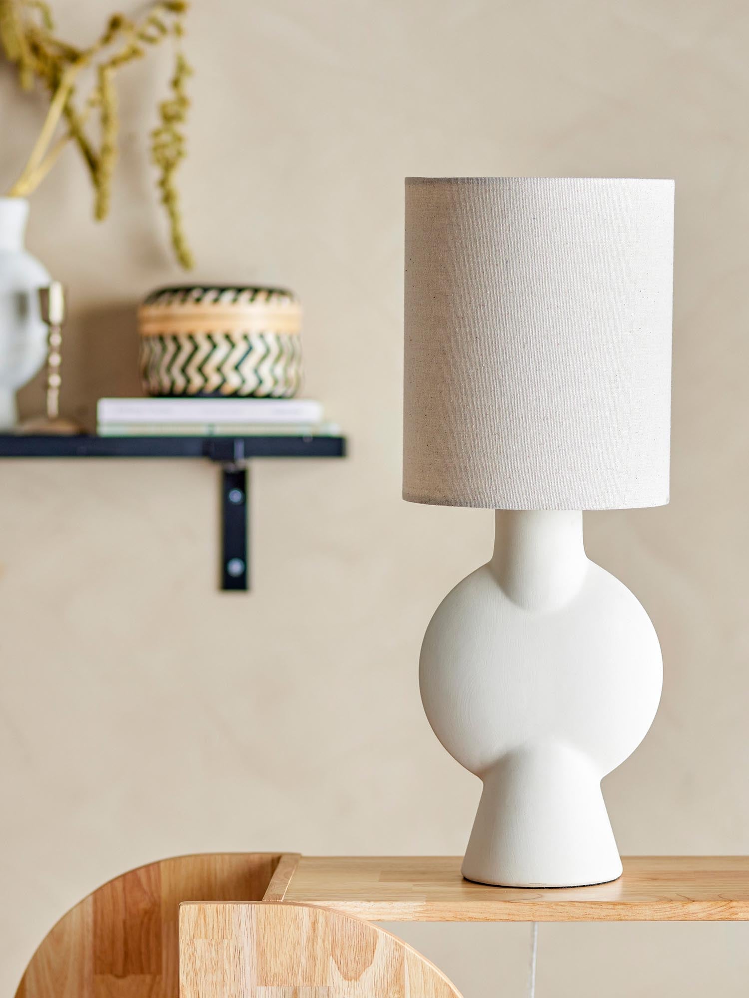 Die Sergio Tischlampe von Bloomingville aus Steingut besticht durch ihr natürliches Design und skandinavische Schlichtheit.