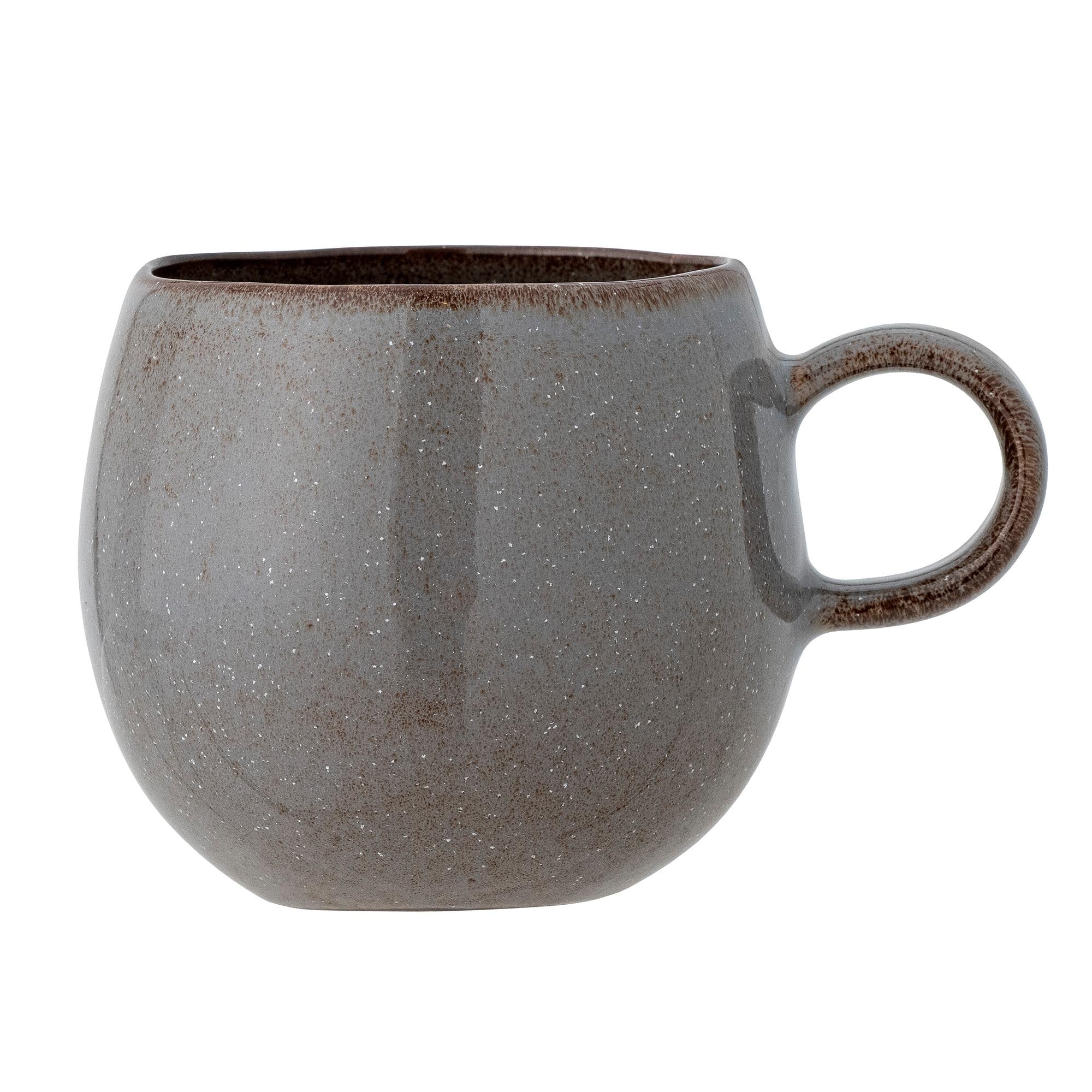 Entdecken Sie den stilvollen Sandrine Becher in Grau von Bloomingville. Hergestellt aus robustem Steingut, ideal für Kaffee und Tee. Spülmaschinenfest und perfekt für jeden Anlass.