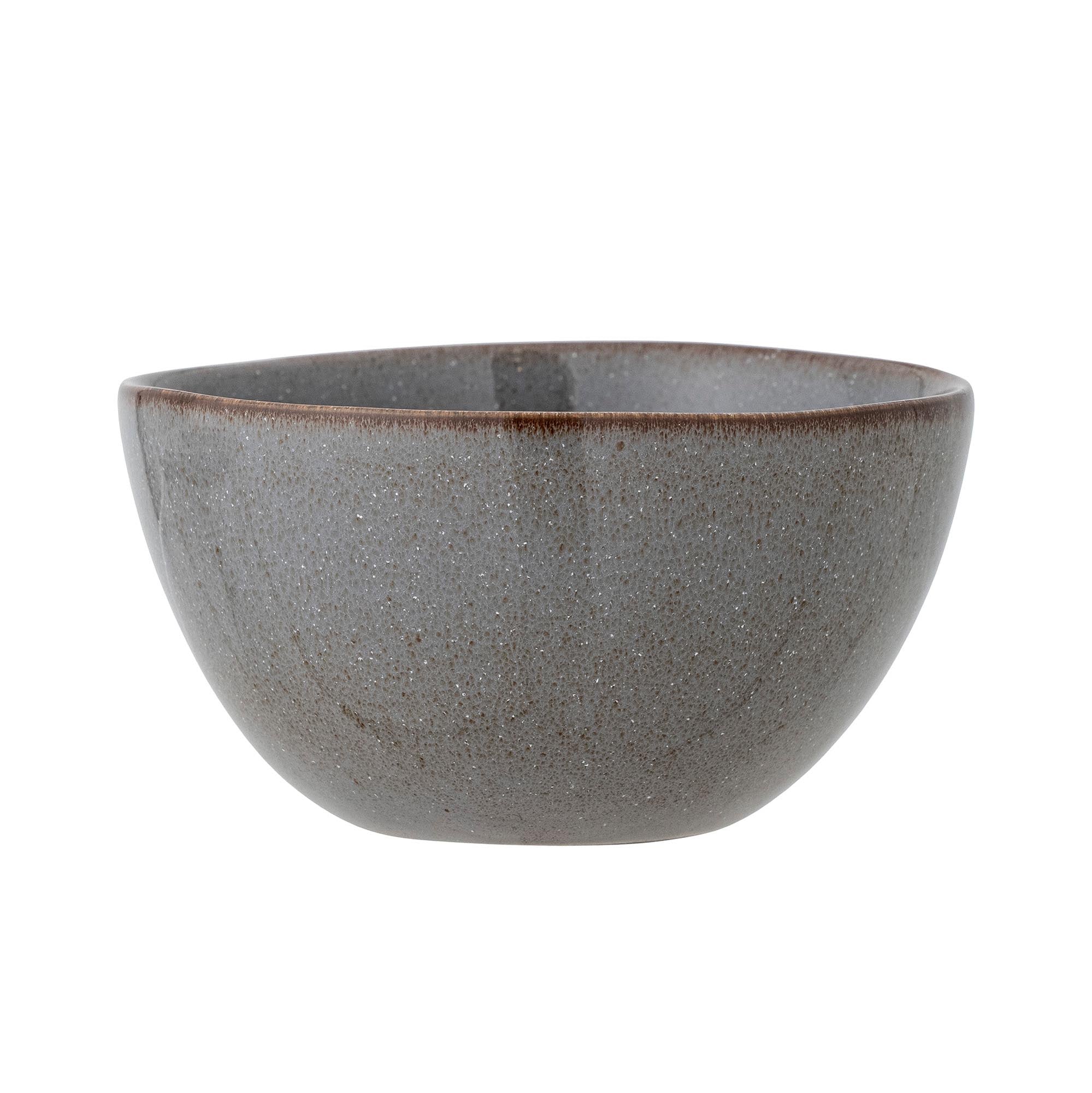 Die graue Sandrine Schale von Bloomingville vereint stilvolles Design und Funktionalität, ideal für Salate, Pasta und gesellige Abende.