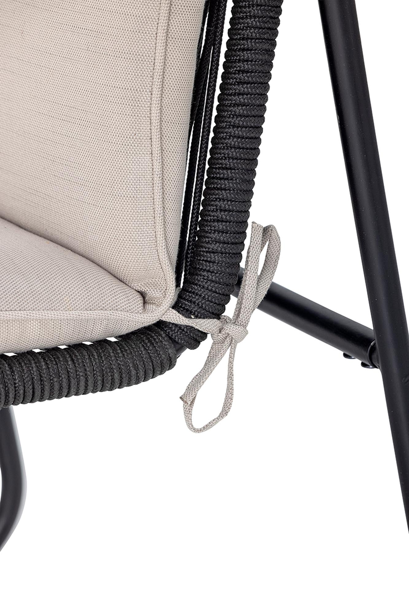 Eleganter Loungesessel von Bloomingville aus robustem, wetterfestem Metall. Ideal für Garten, Terrasse oder Balkon – für stilvolle Entspannung.