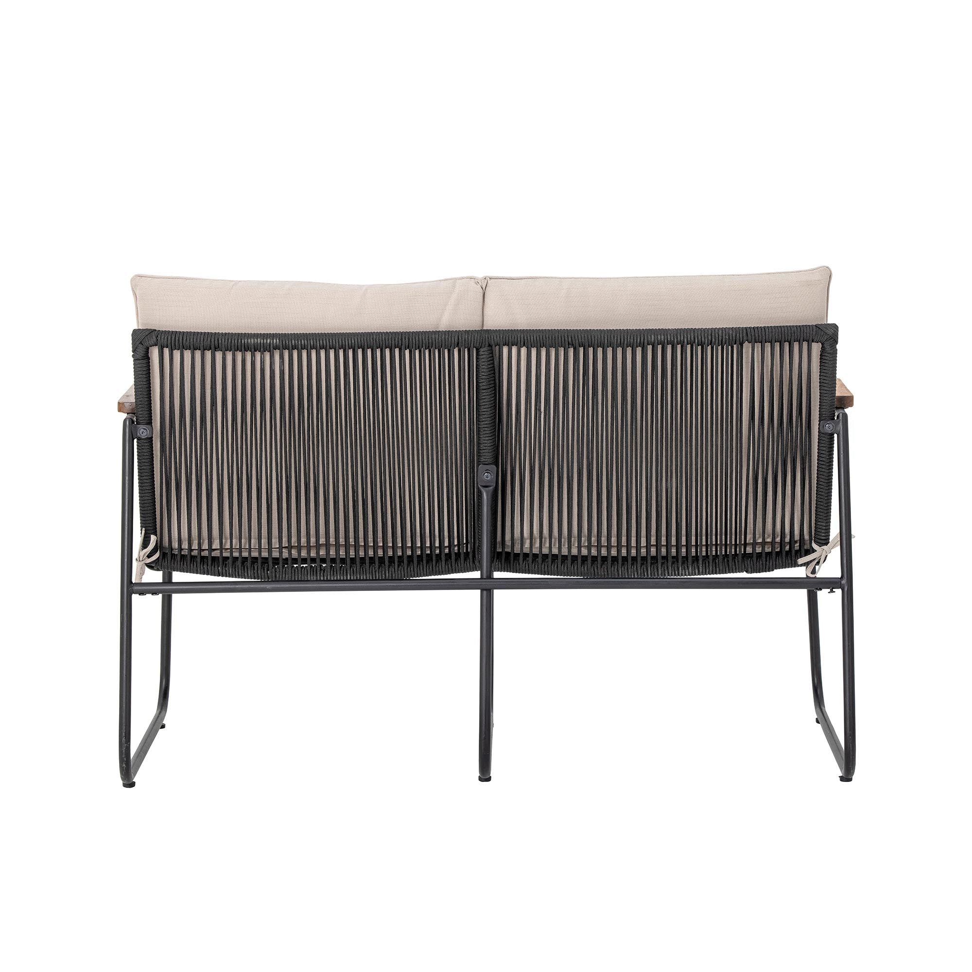 Elegantes Hampton Sofa von Bloomingville in Schwarz, kombiniert mit Akazienholz und geflochtenem Seil für stilvolle Akzente im Innen- und Außenbereich.