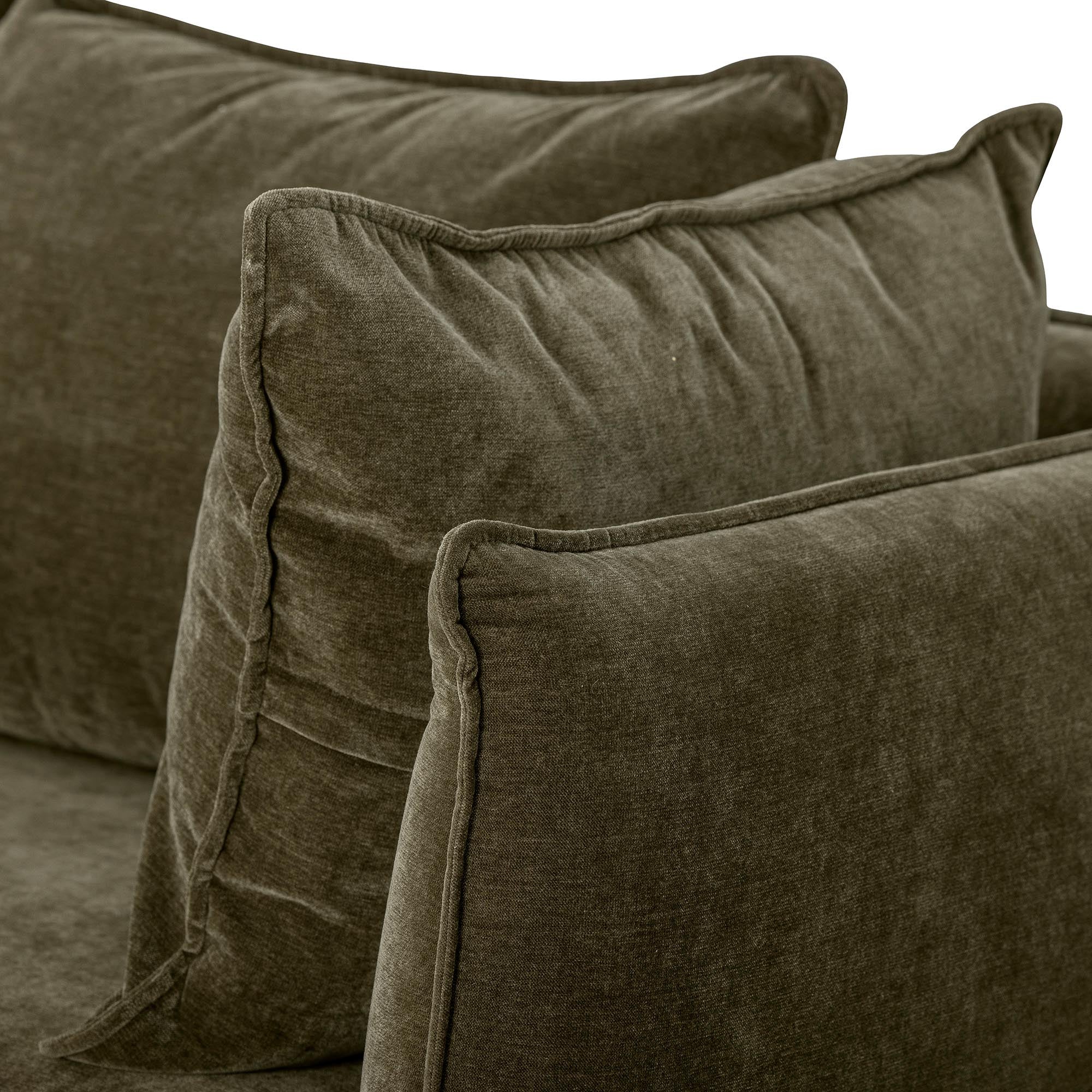 Elegantes Austin Sofa in dunklem Grün von Bloomingville, aus weichem Samt und hochwertigem, recyceltem Polyester für höchsten Komfort.