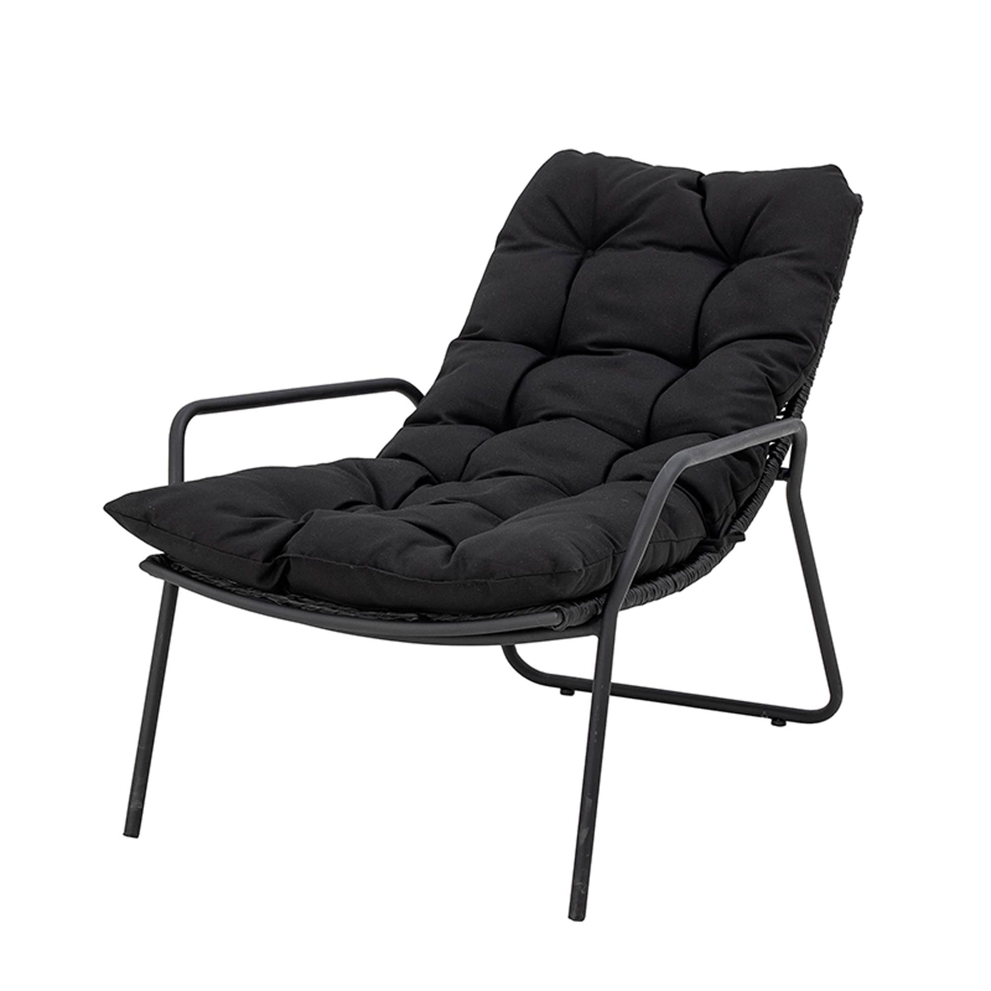 Entspannen Sie stilvoll im Boel Liegestuhl von Bloomingville. Robustes Metall und geflochtenes Polyesterseil vereinen Komfort und Eleganz.