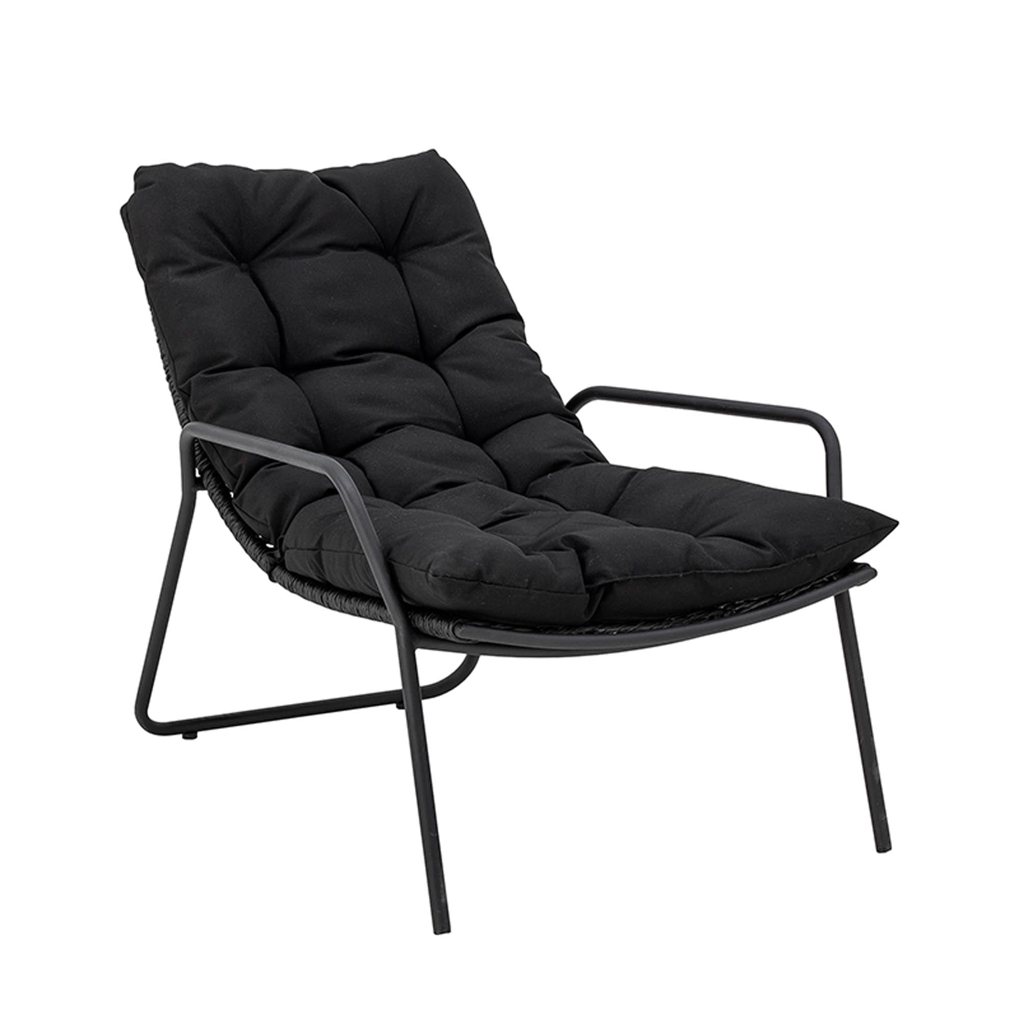 Genießen Sie entspannte Stunden im Boel Liegestuhl von Bloomingville. Mit modernem Design aus schwarzem Metall und wetterfestem Polyesterseil.