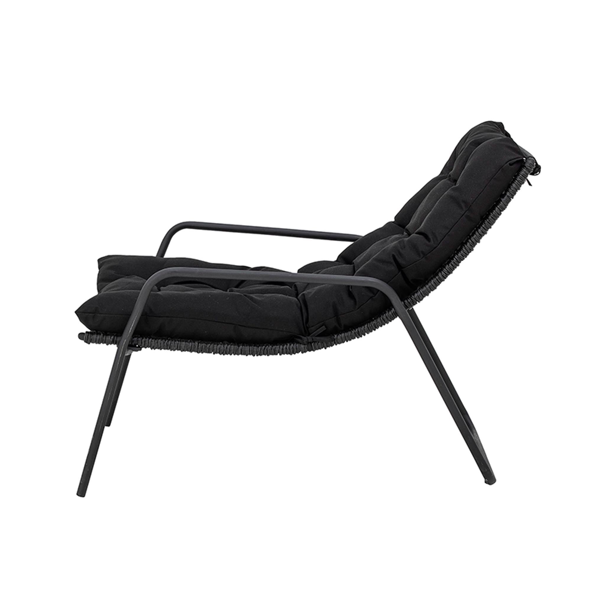 Entspannen Sie stilvoll im Boel Liegestuhl von Bloomingville. Robustes Metall und geflochtenes Polyesterseil vereinen Komfort und Eleganz für Ihren Garten.