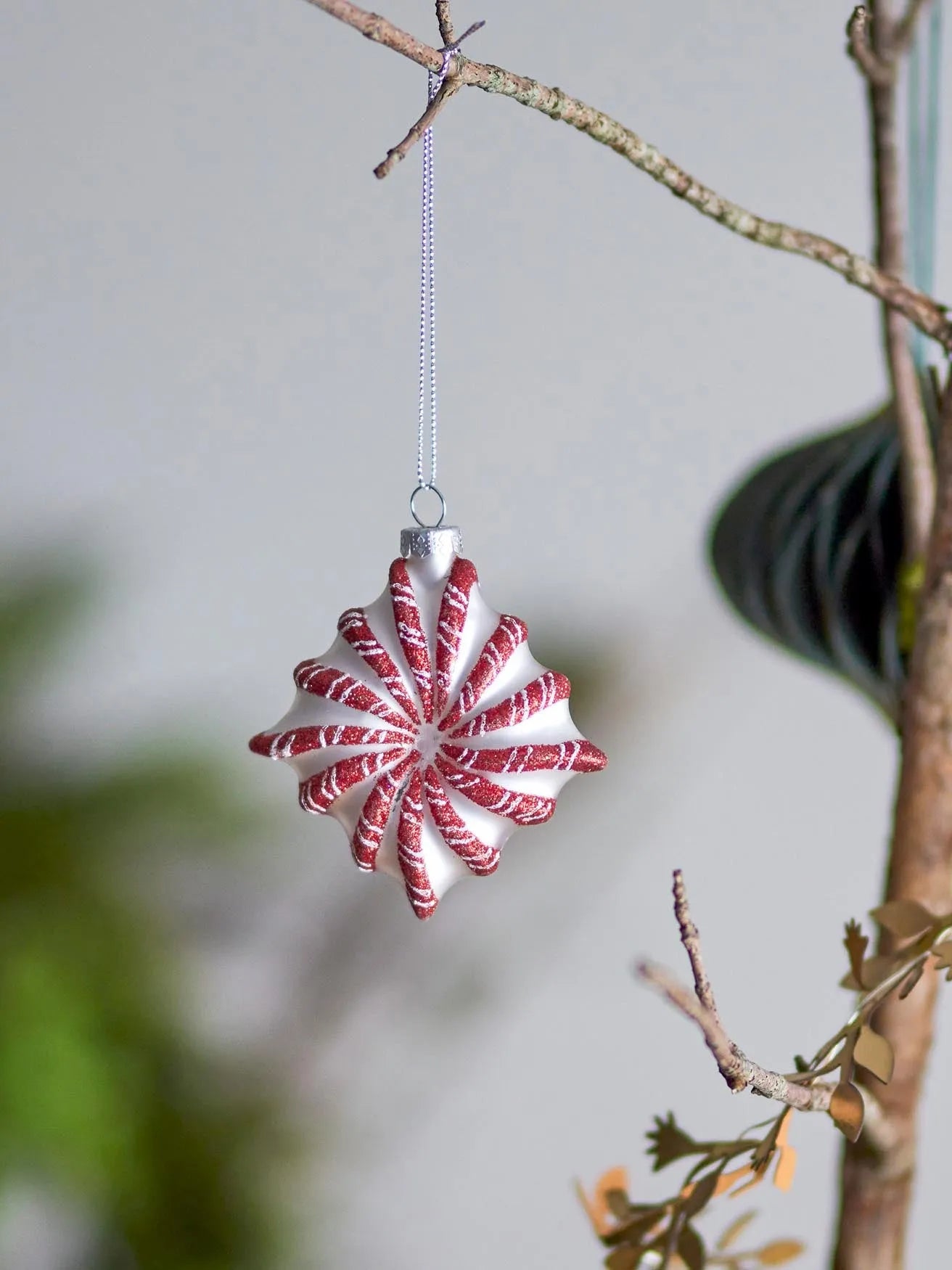 Festliches rotes Glasornament von Bloomingville für Weihnachtszauber.